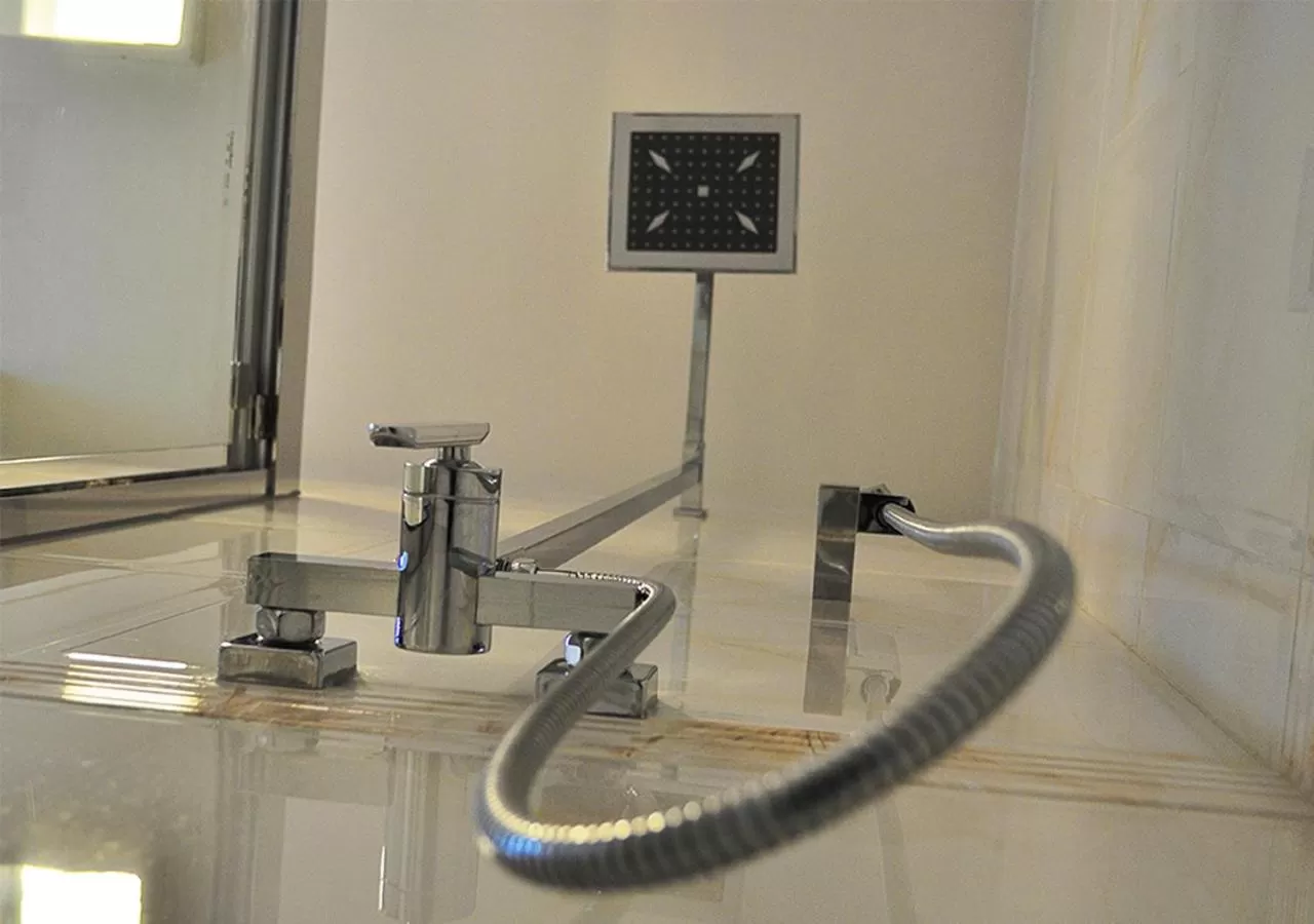 Shower in Qantu Hotel
