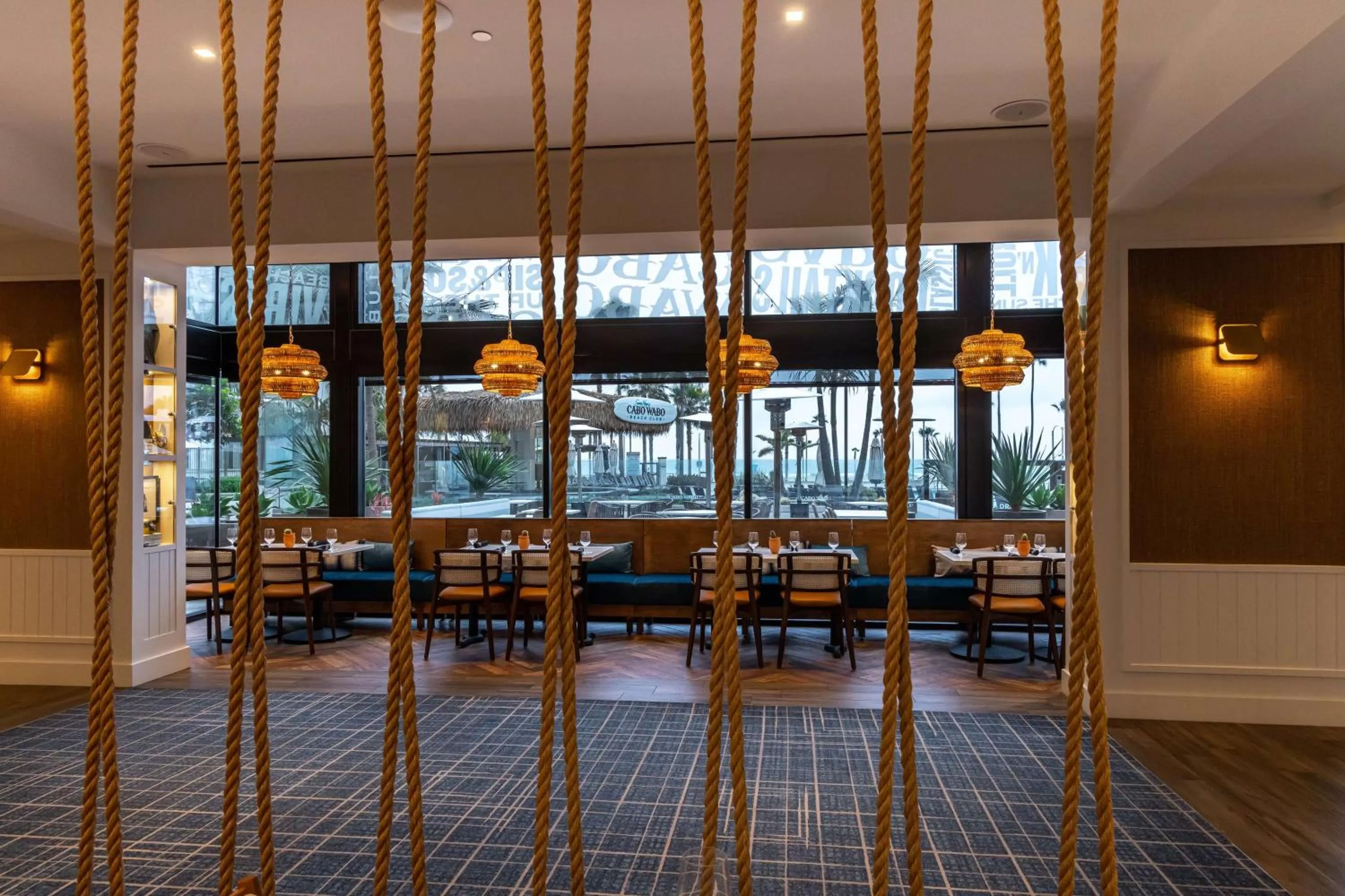 Lounge or bar in The Waterfront Beach Resort, A Hilton Hotel