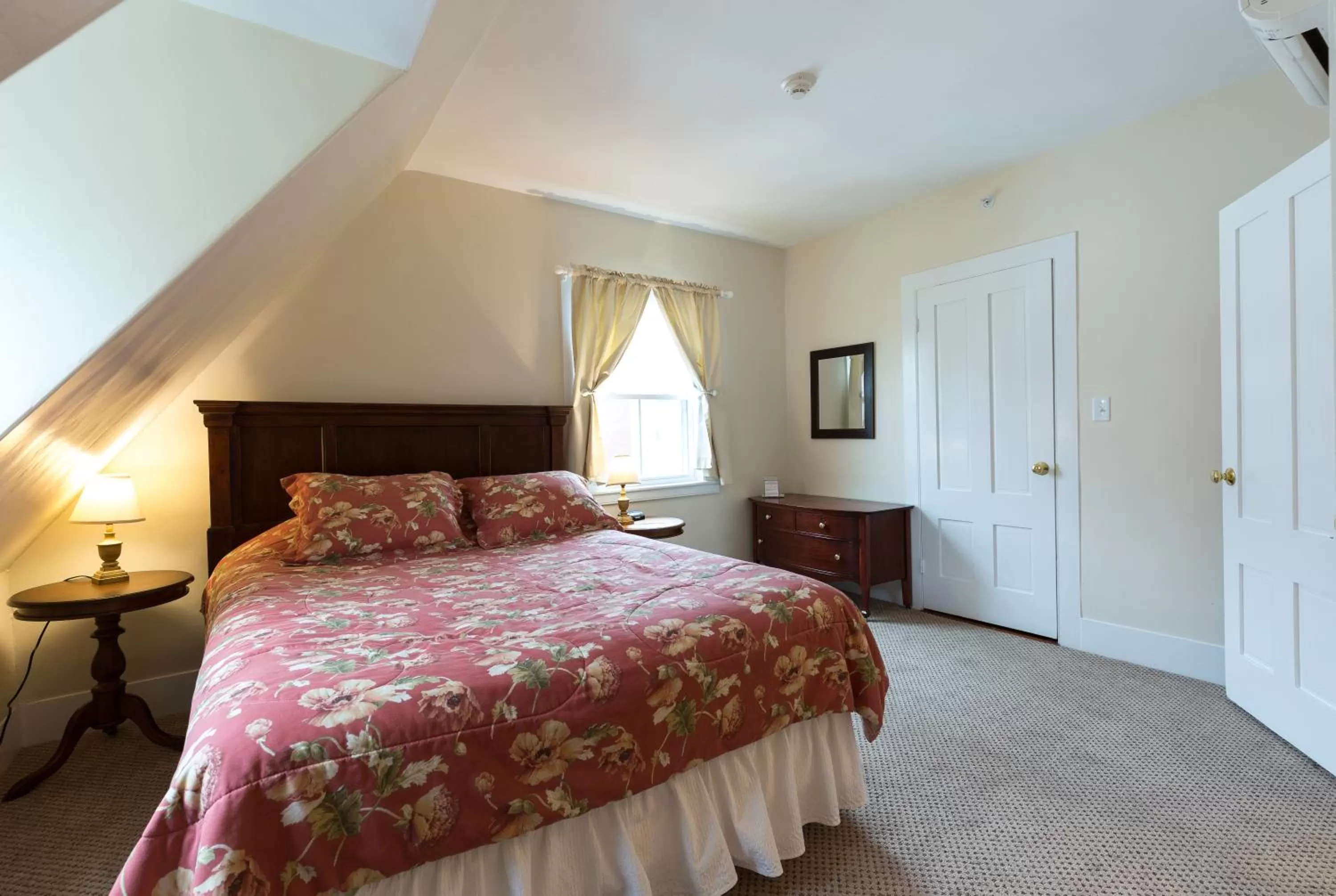 Bed in The Salem Inn