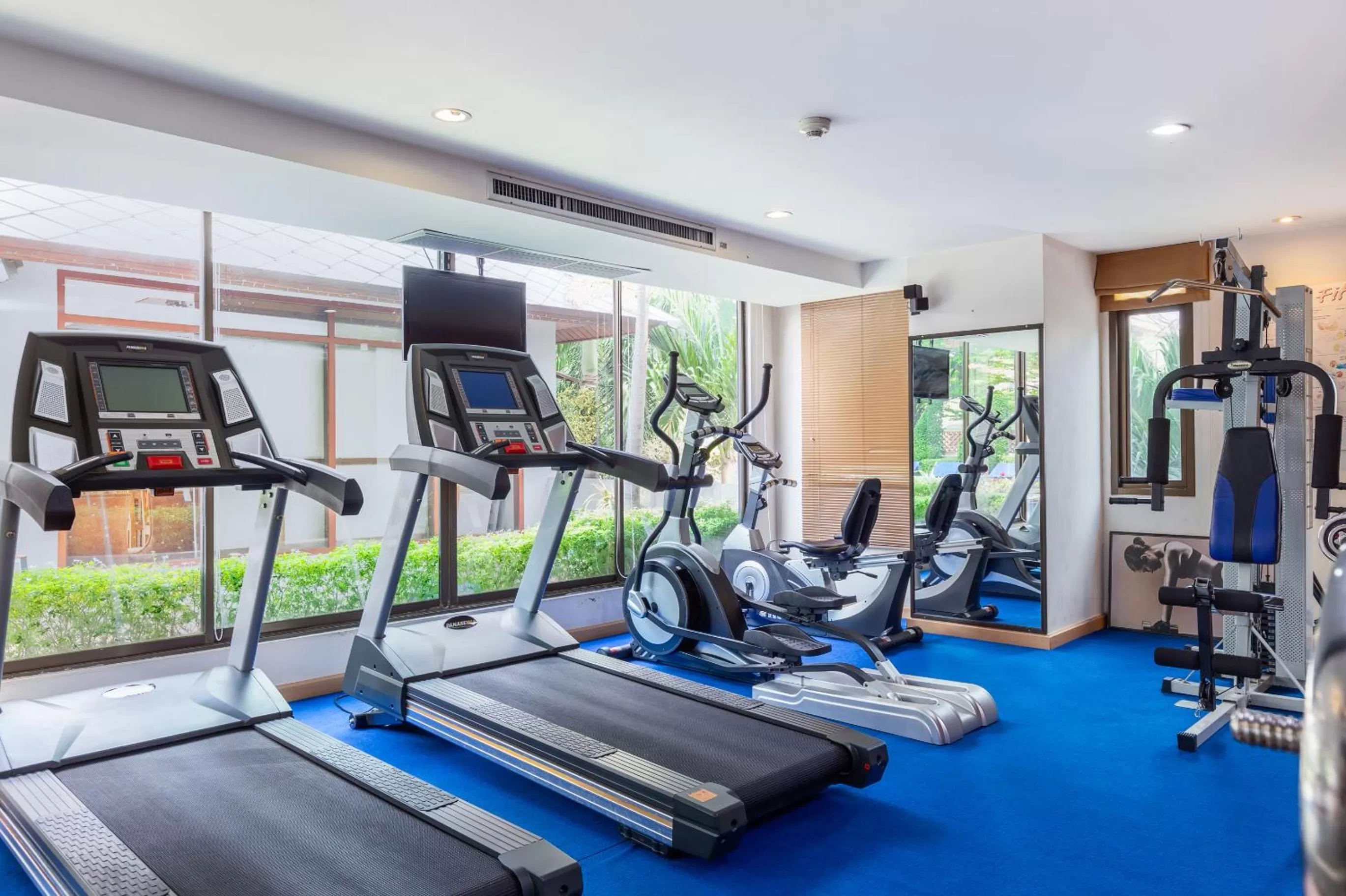 Fitness centre/facilities in Lasalle Suites Hotel & Residence