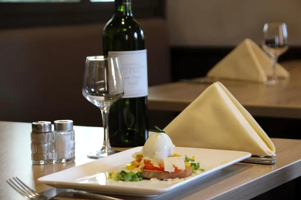 Restaurant/places to eat in Hotel Le Pont Neuf