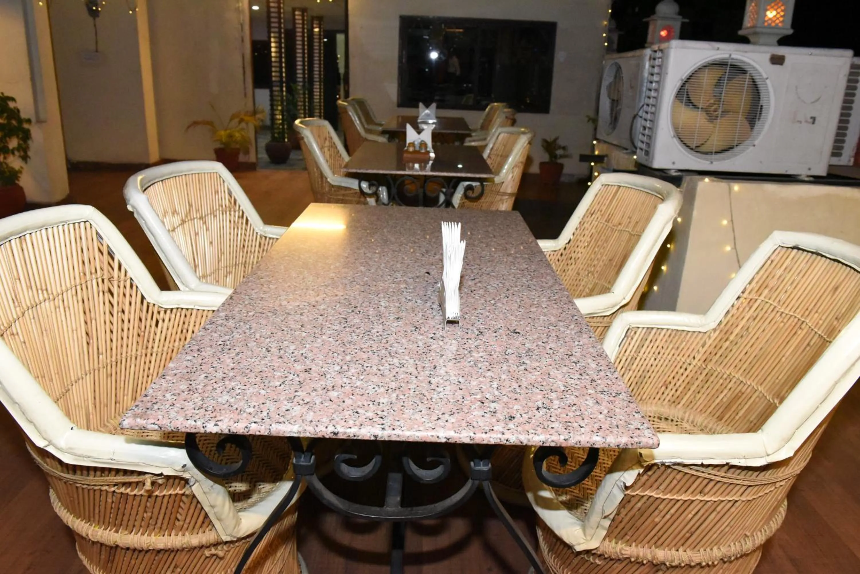 Restaurant/places to eat in Hotel Vaishnavi