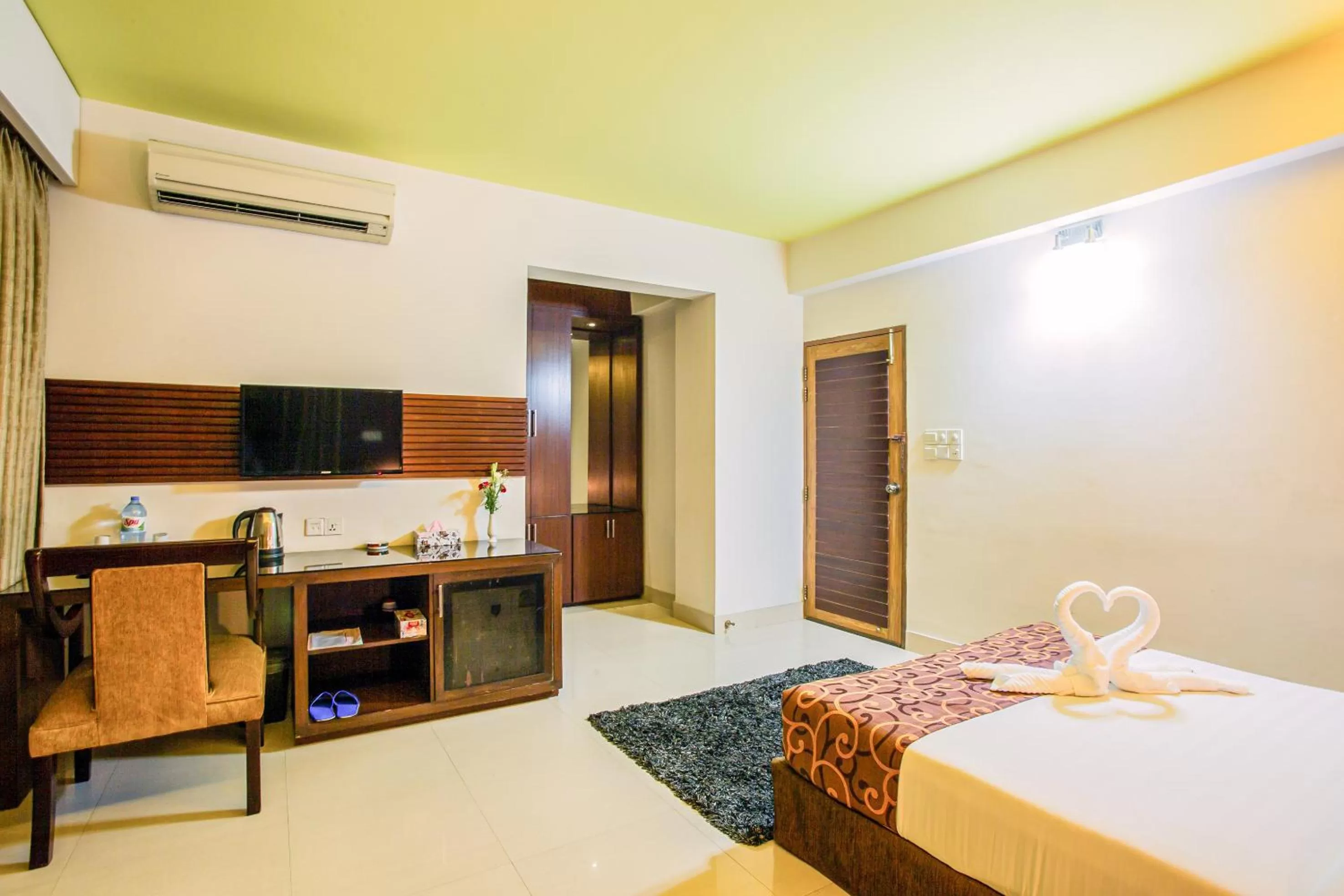 Photo of the whole room, Bed in Hotel La Villa Western by Sea Pearl Beach Resort & Spa