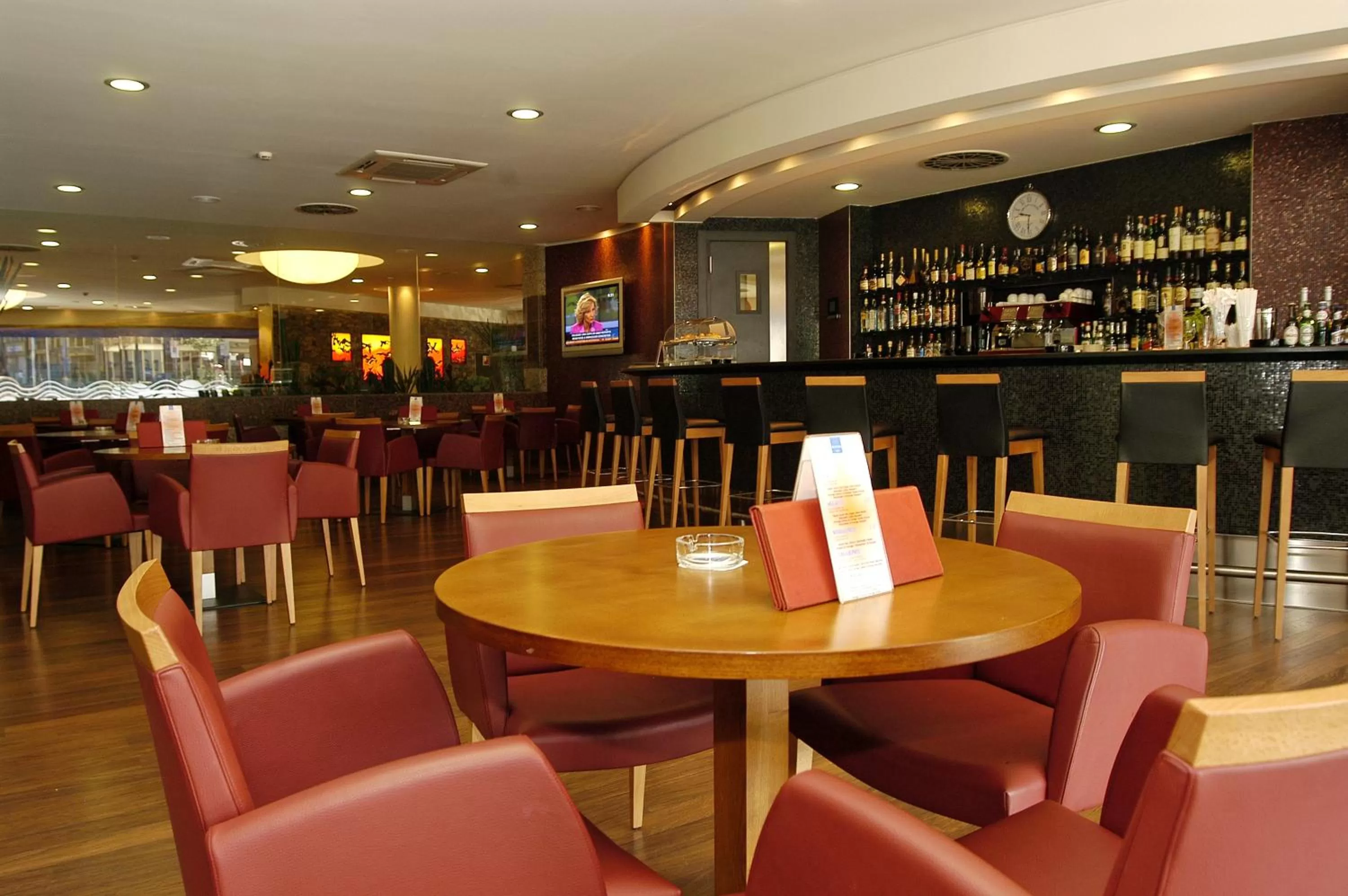 Lounge or bar in Novotel Andorra