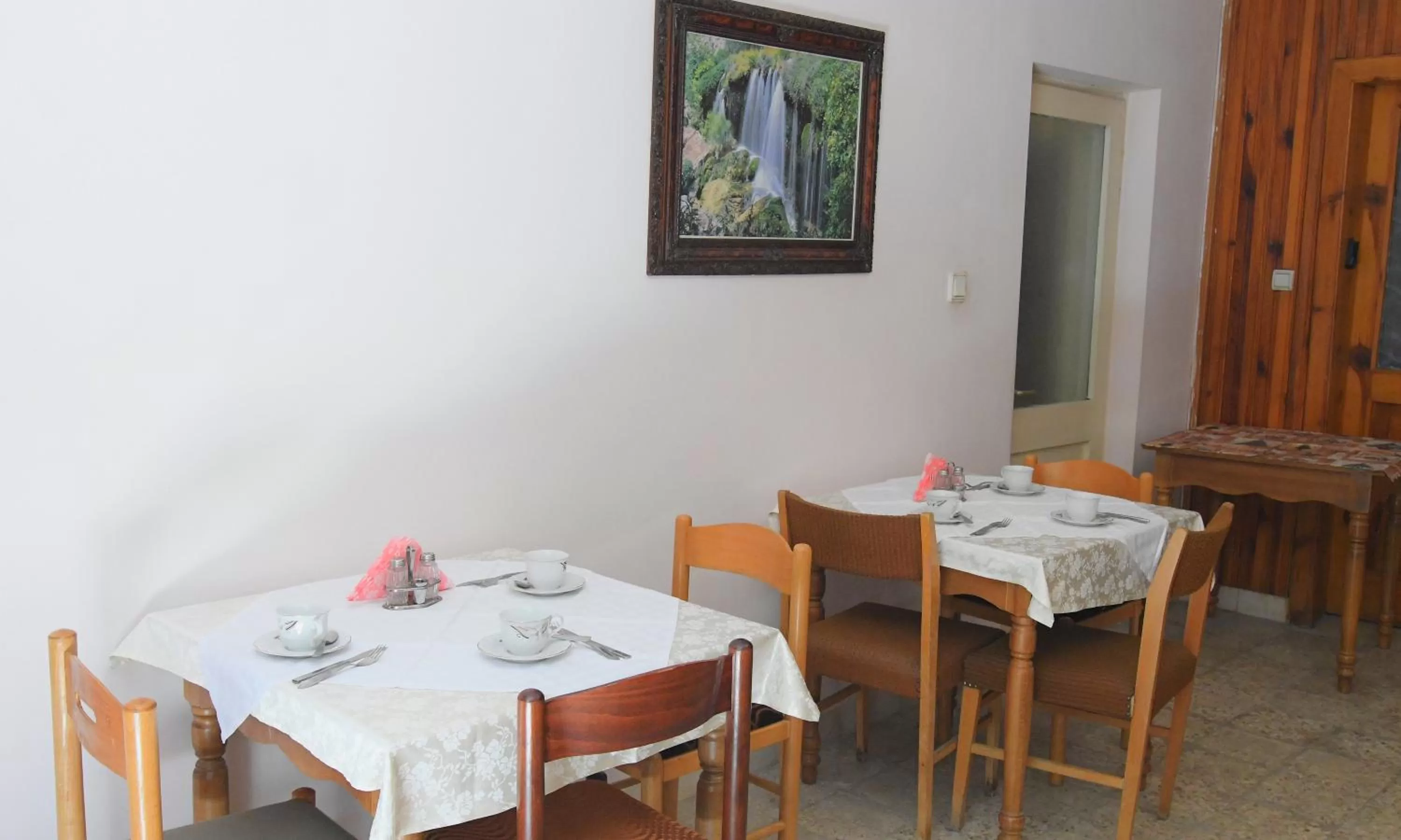 Restaurant/Places to Eat in Hotel Haxhiu