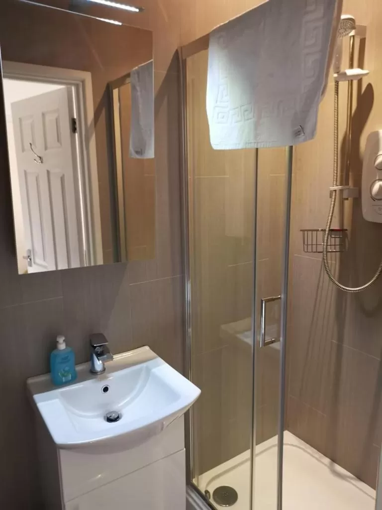 Bathroom in Mairs Bed and Breakfast.