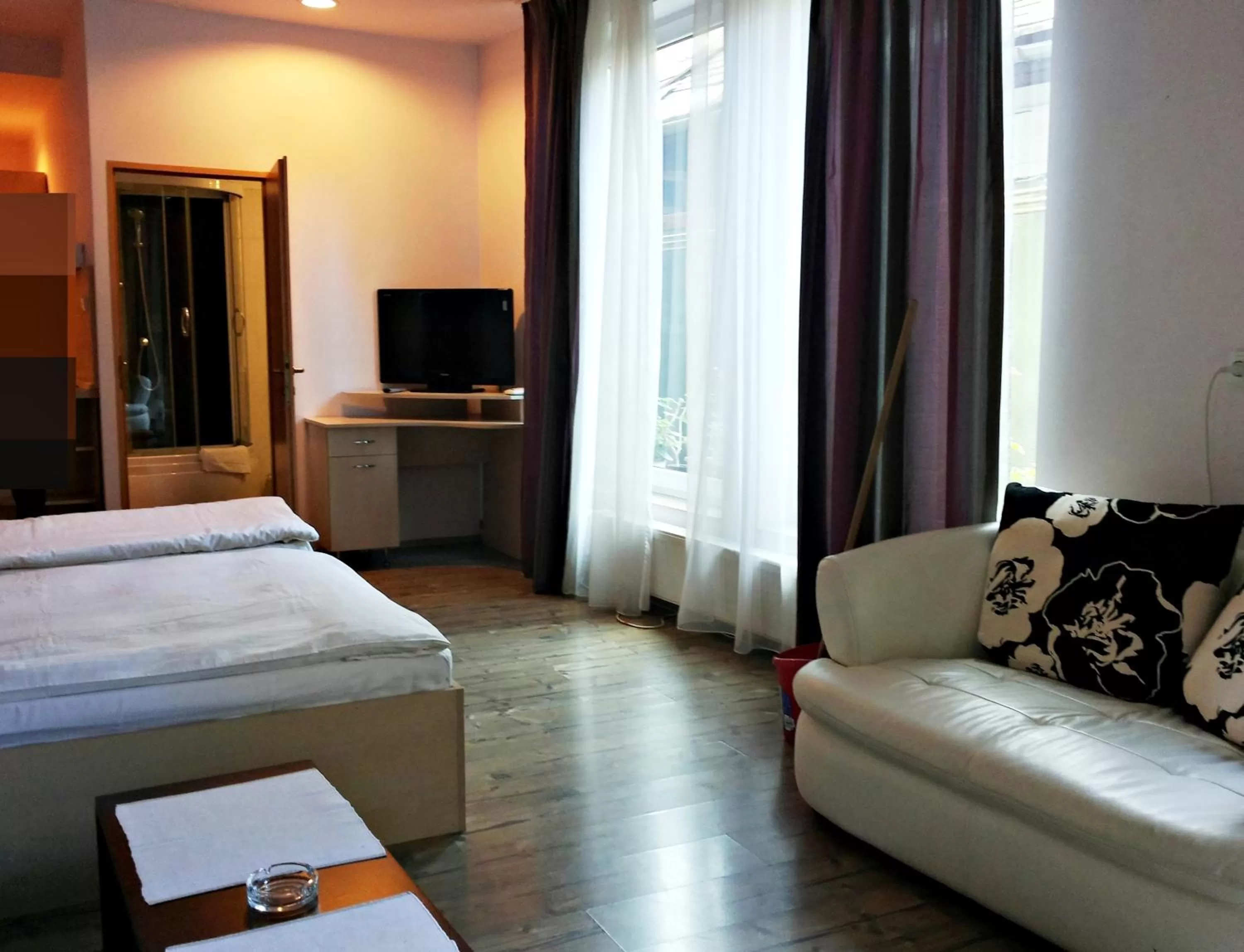 Photo of the whole room, TV/Entertainment Center in Lucas 10 Apartments