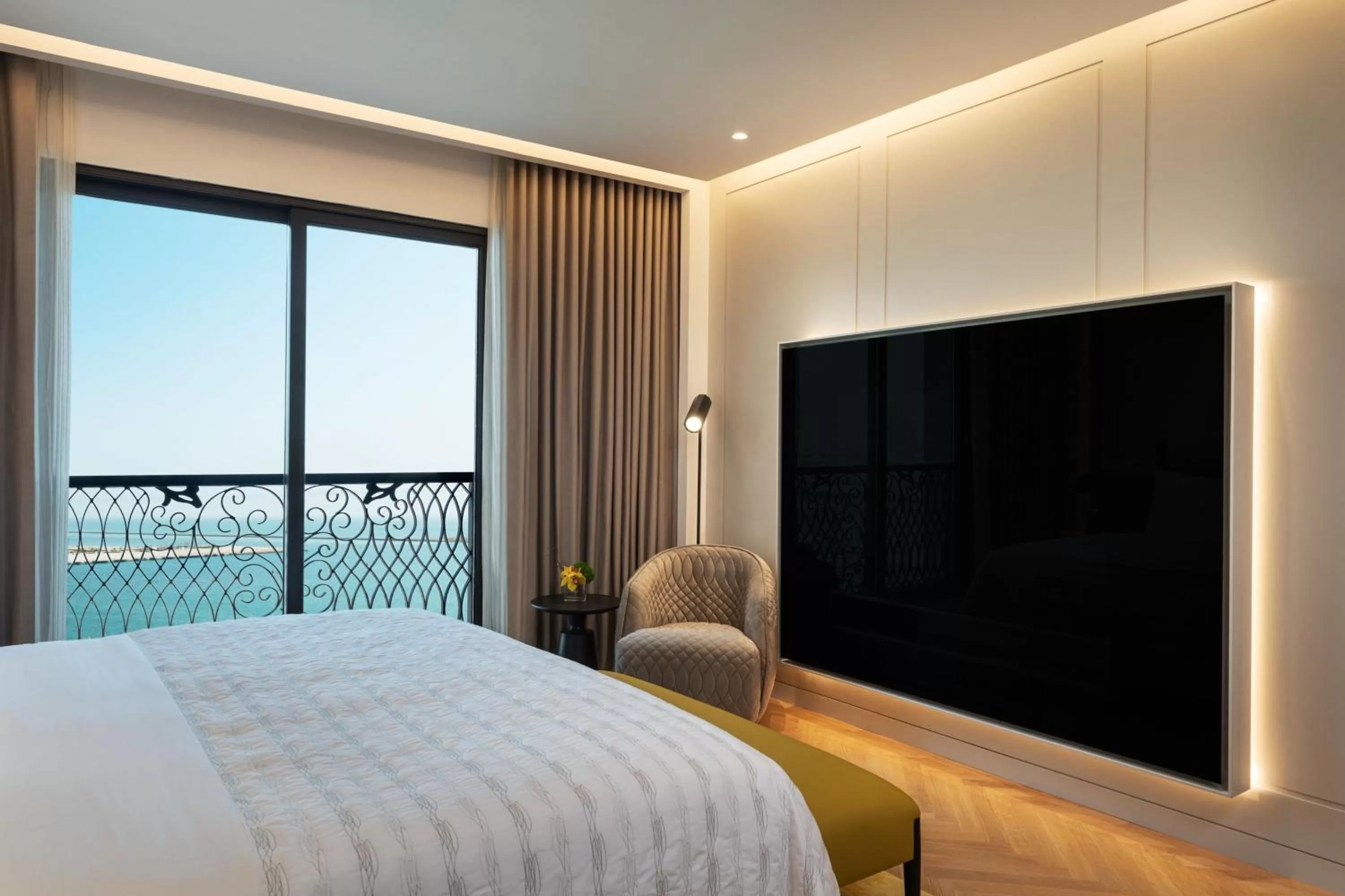 Bedroom, Bed in Le Royal Méridien Place Vendôme Lusail