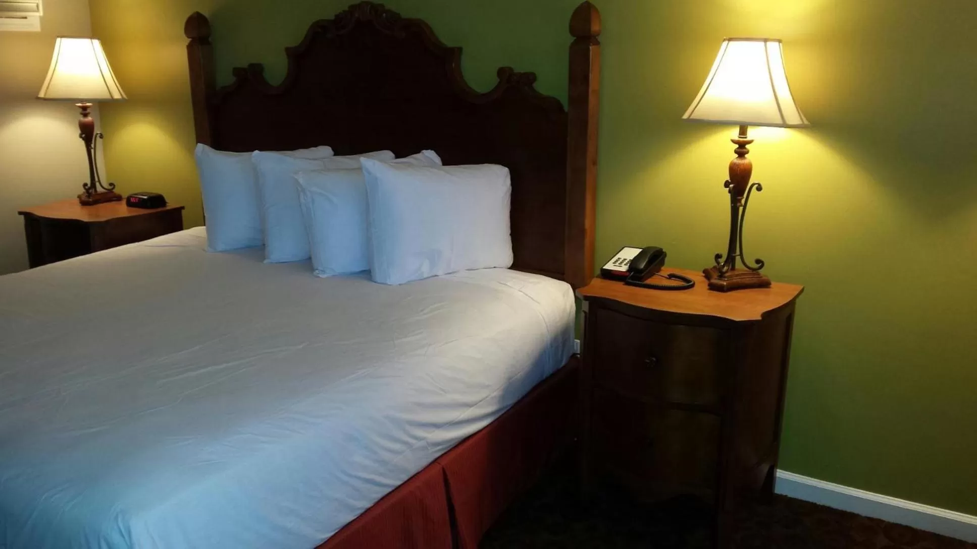 Bed in Kentucky Lake Inn