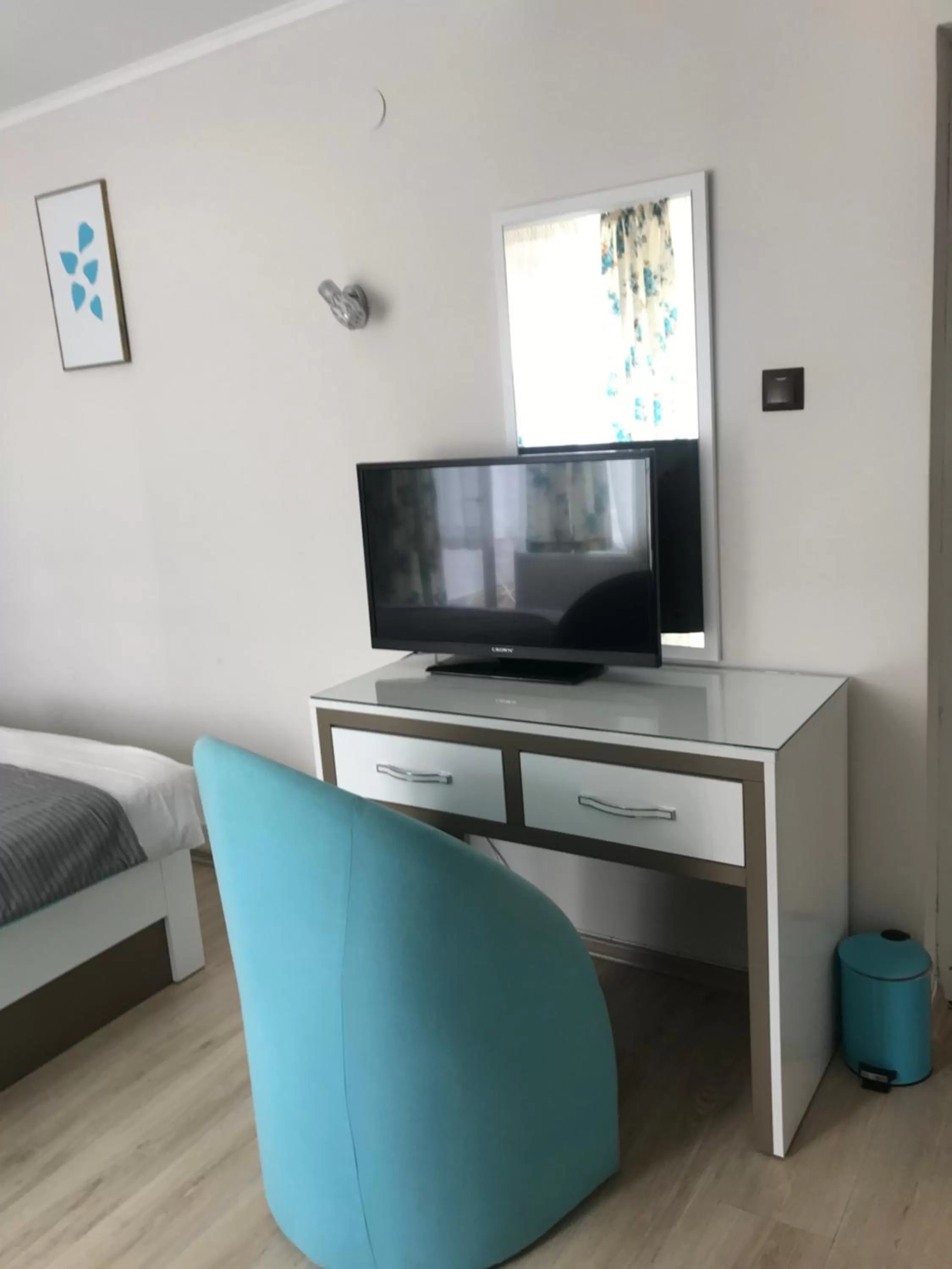 TV and multimedia, TV/Entertainment Center in White Rose Family Guest House