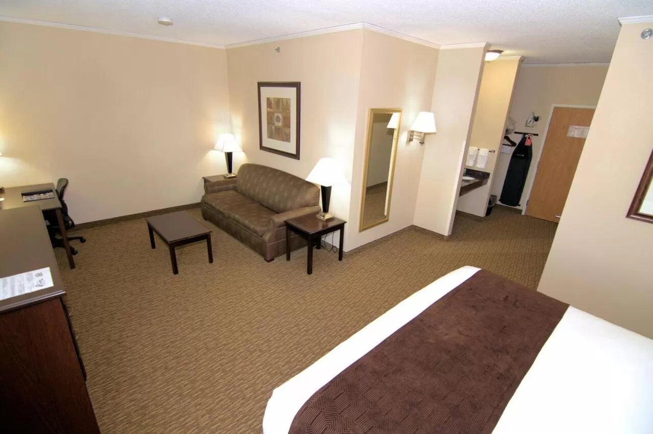 Bed in Rock Island Inn & Suites