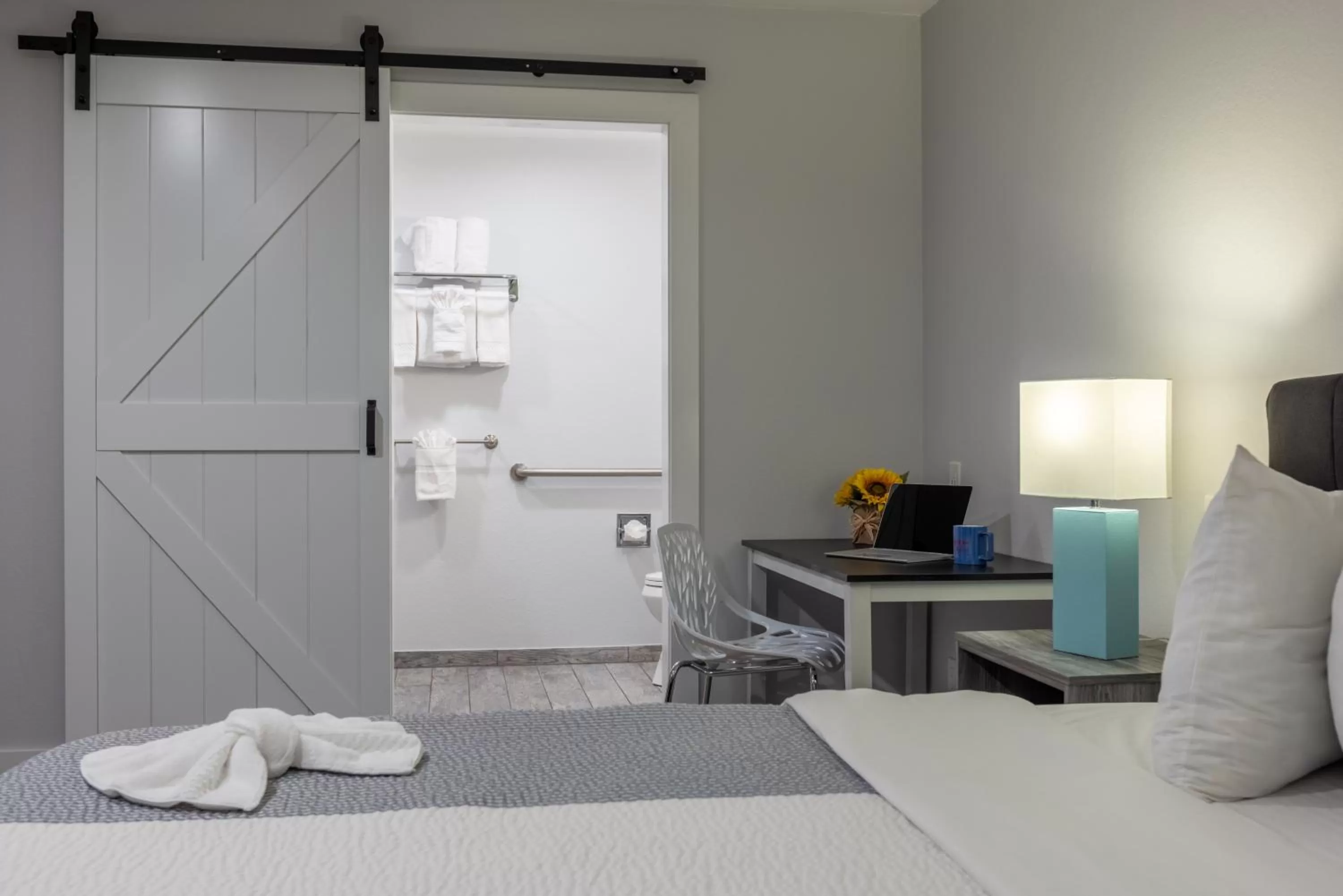 Bathroom, Bed in RiverWalk Inn