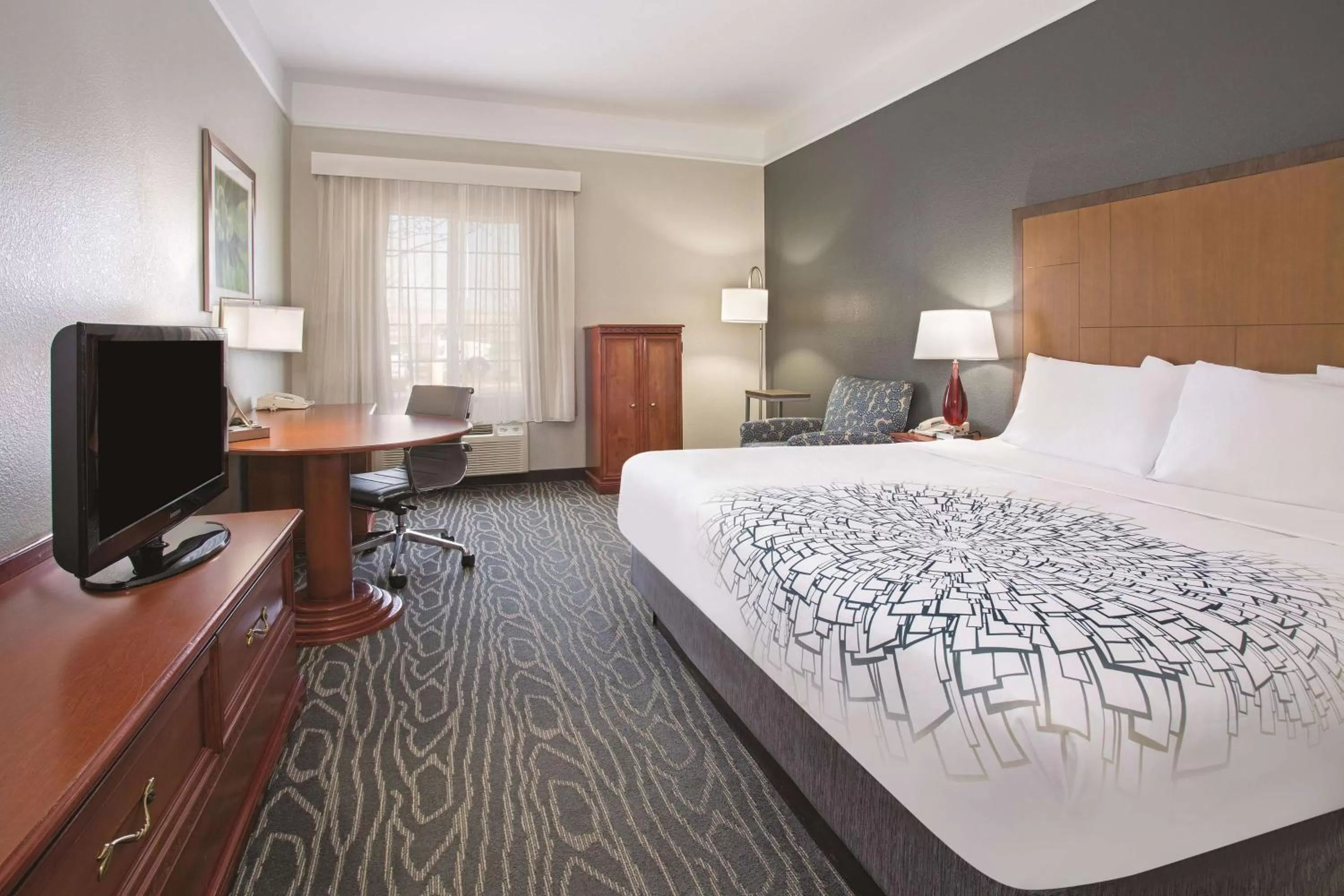 Photo of the whole room, Bed in La Quinta by Wyndham Gallup