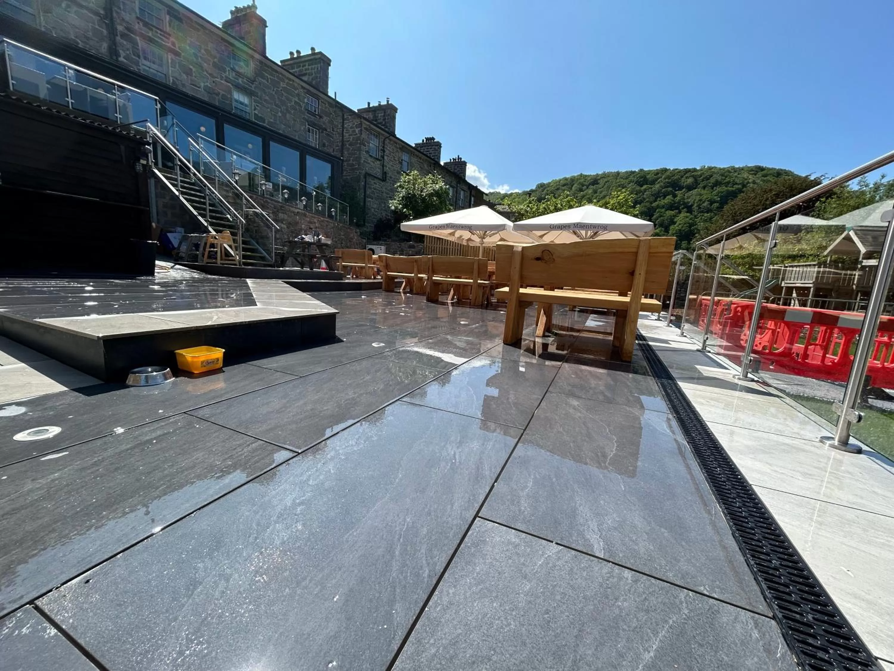 Property building in Grapes Hotel, Bar & Restaurant Snowdonia Nr Zip World