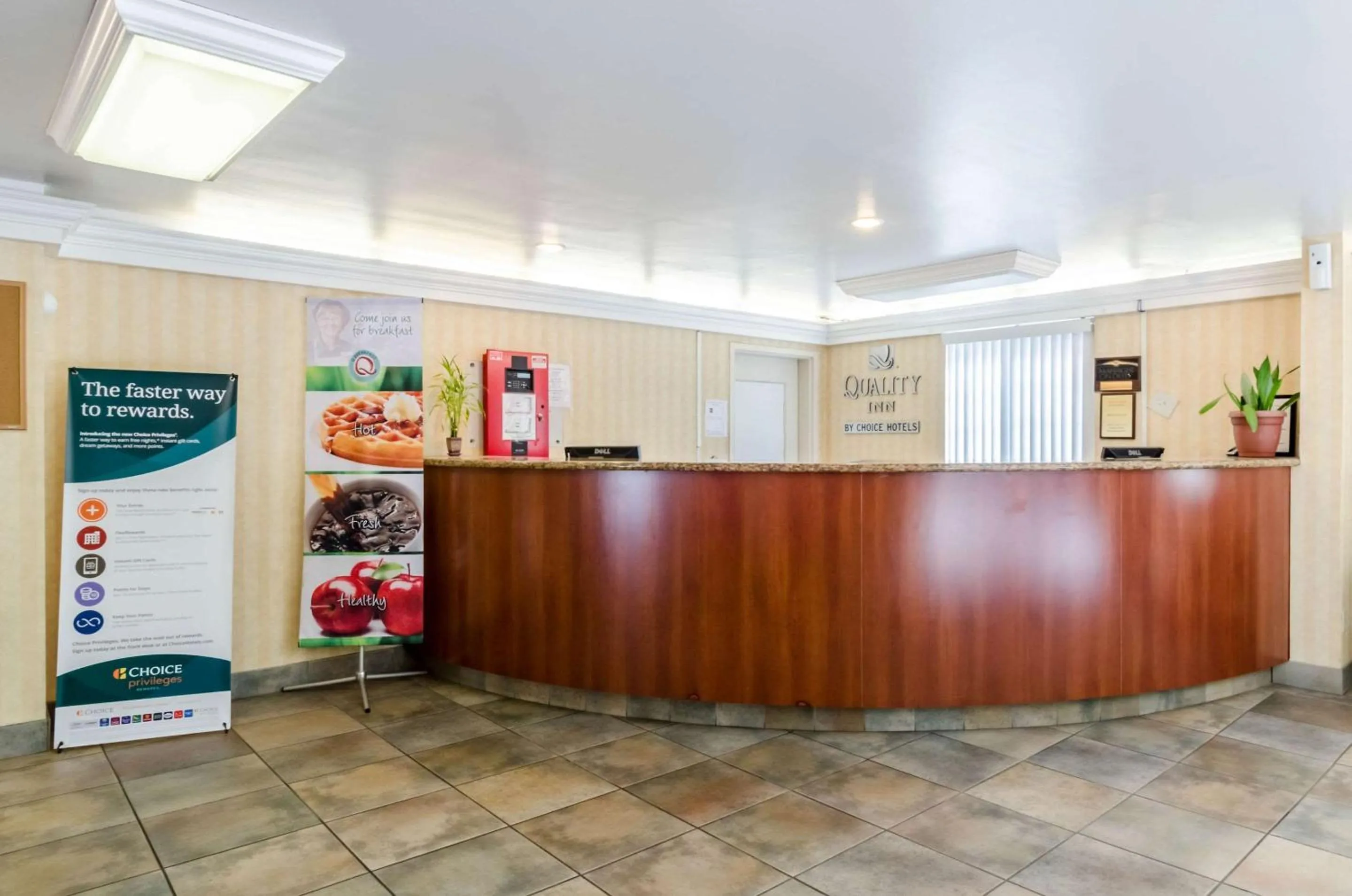 Lobby or reception in Quality Inn Chicopee-Springfield