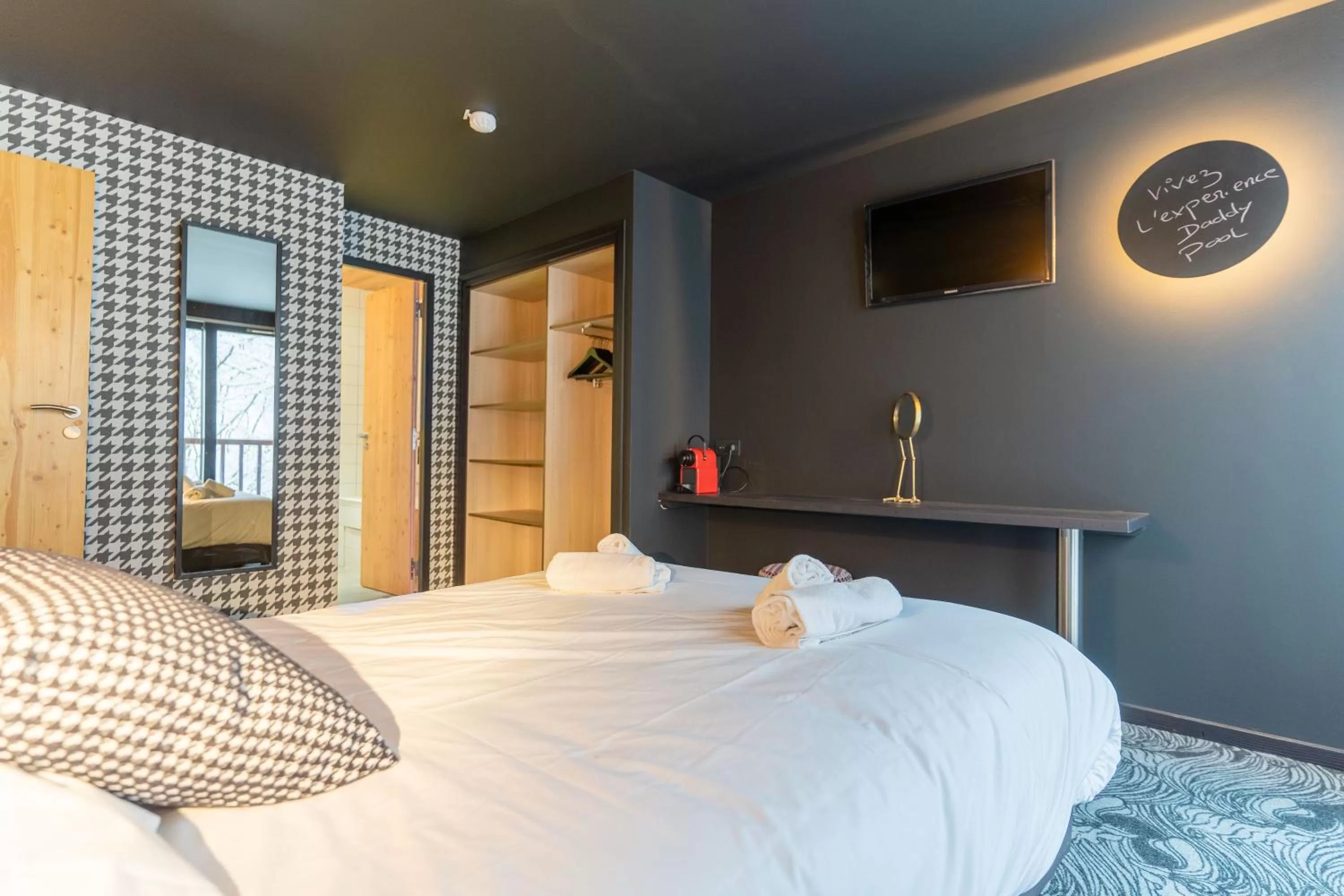 Bedroom, Bed in Hôtel Le Cristal Lodge - TERRESENS