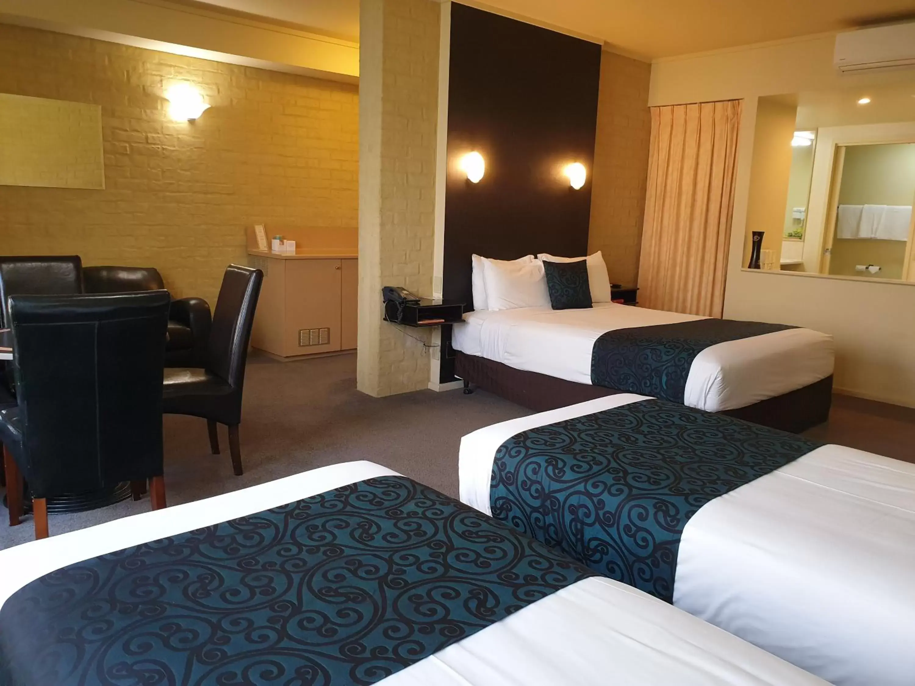 Comfort Triple Room with Spa Bath in Madison Spa Motel - Adults Only Comfort Triple Room with Spa Bath in Madison Spa Motel - Adults Only