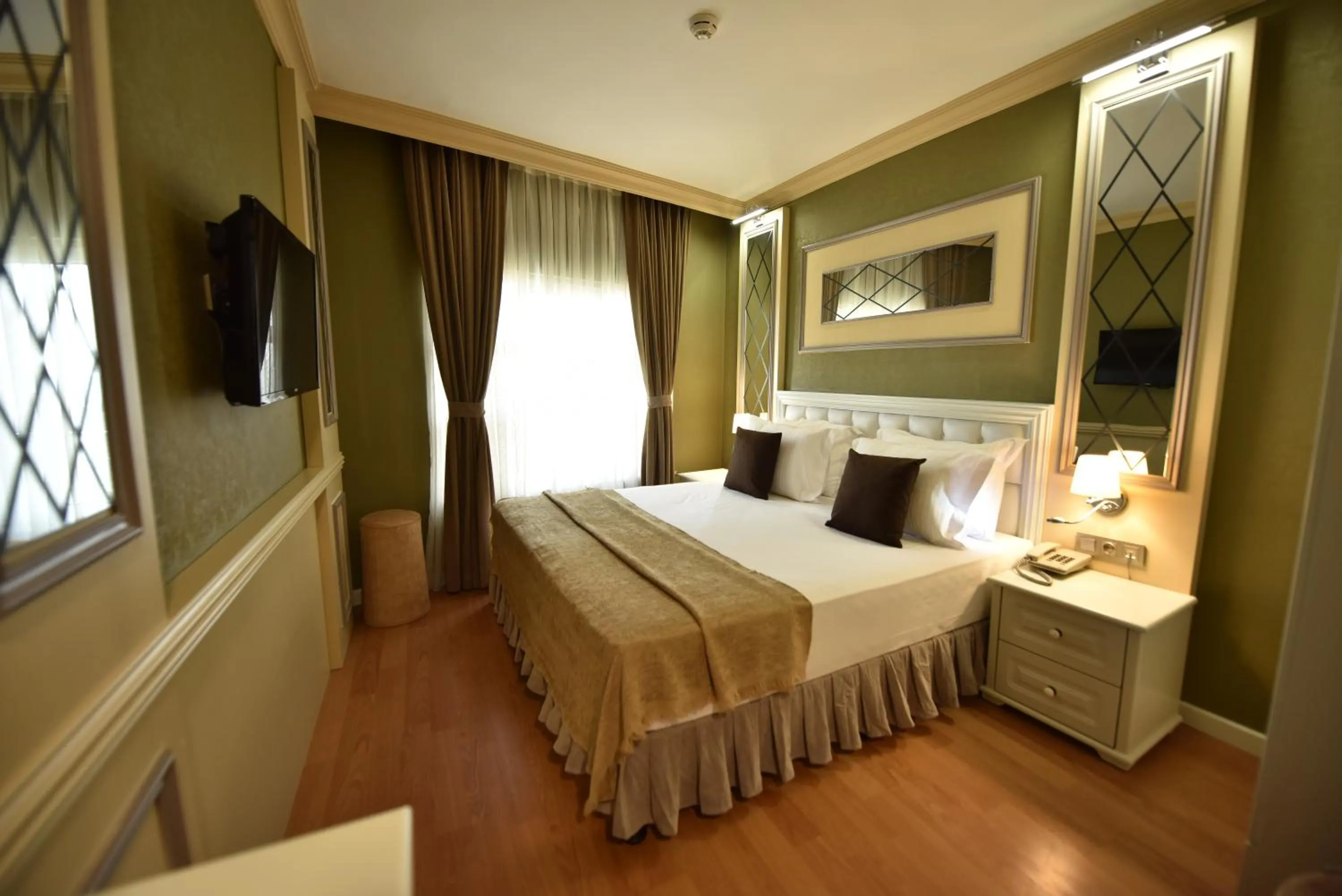 Photo of the whole room, Bed in Sunlight Hotel