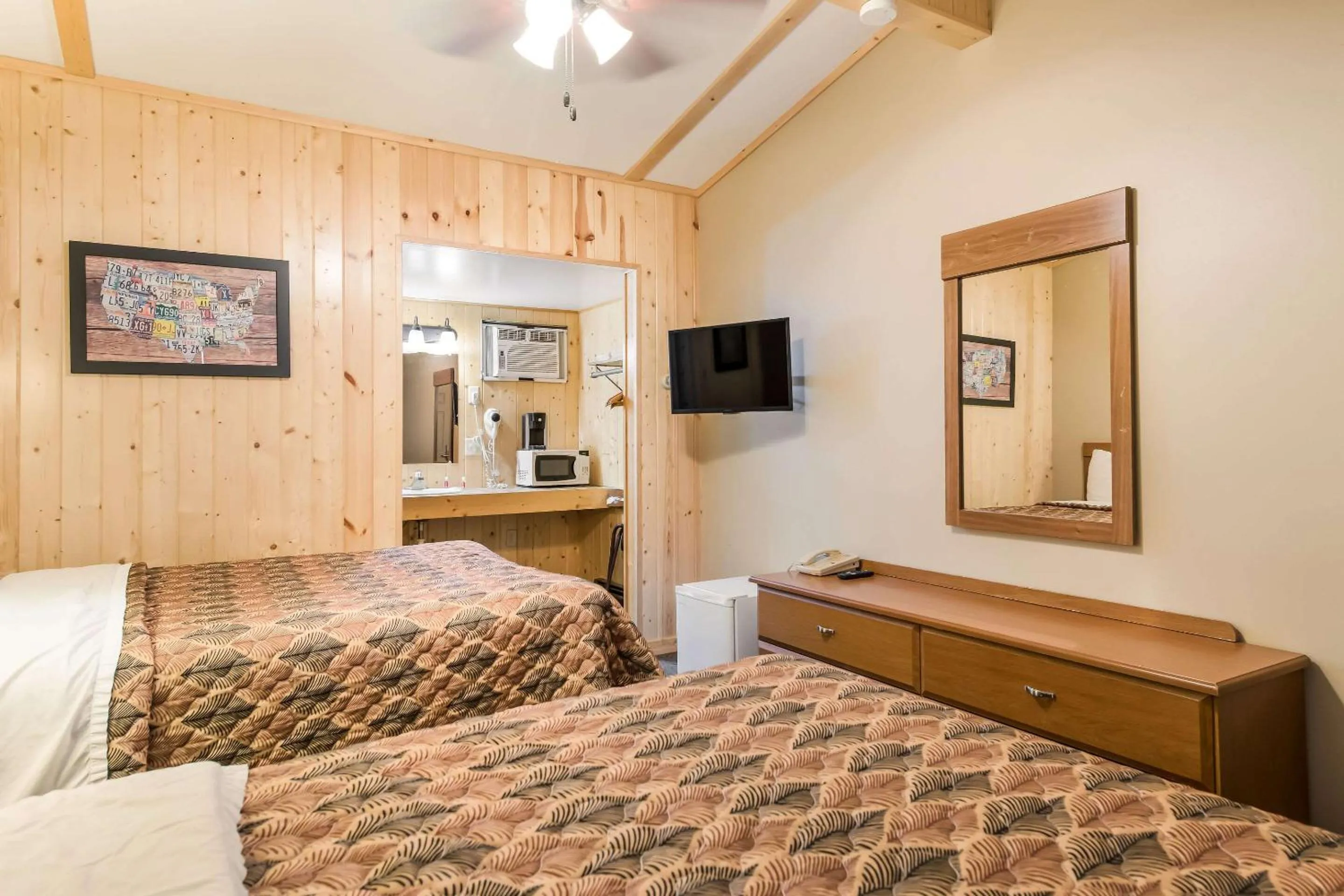 Photo of the whole room, Bed in Econo Lodge