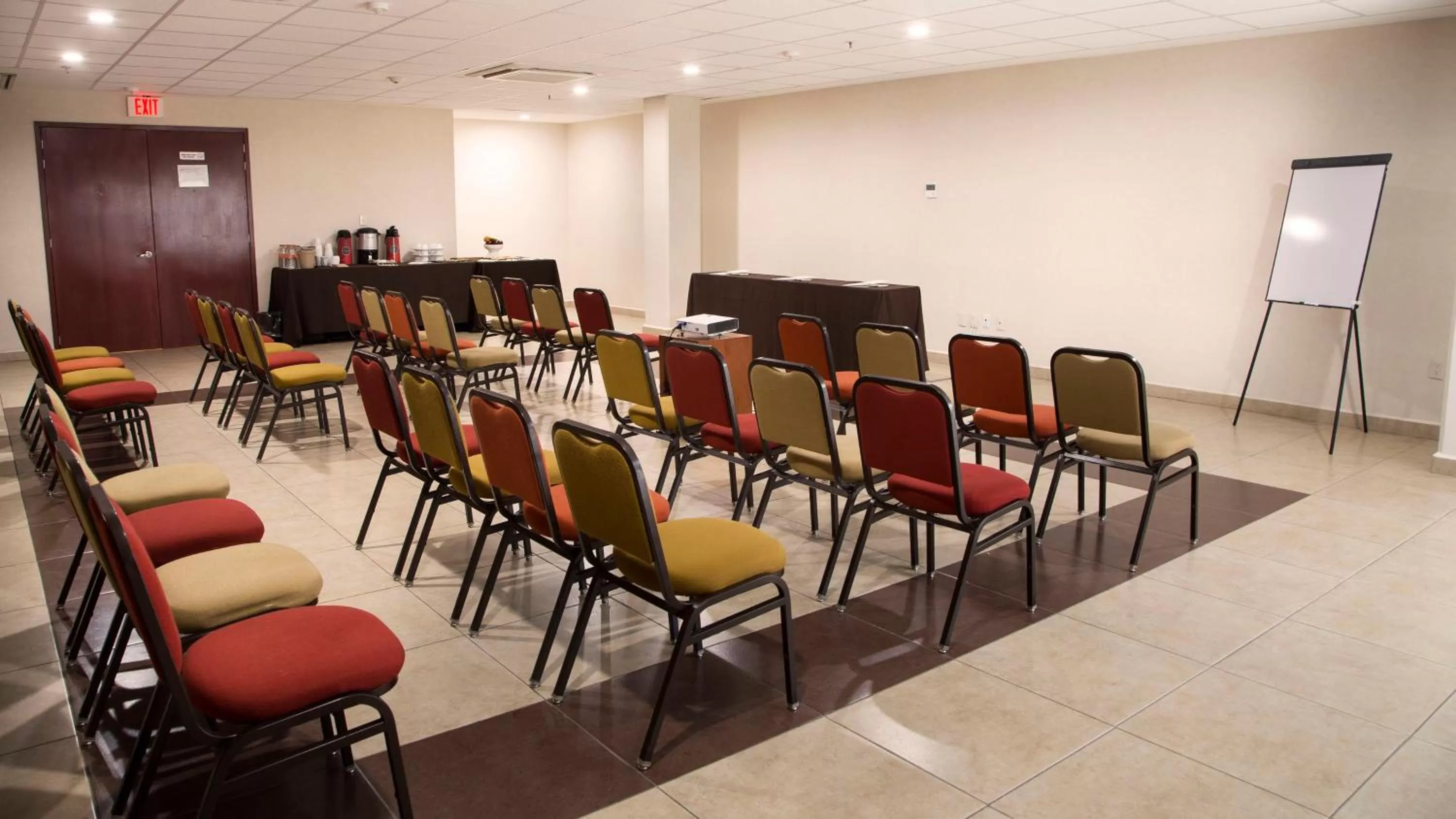Meeting/conference room in Staybridge Suites Queretaro by IHG
