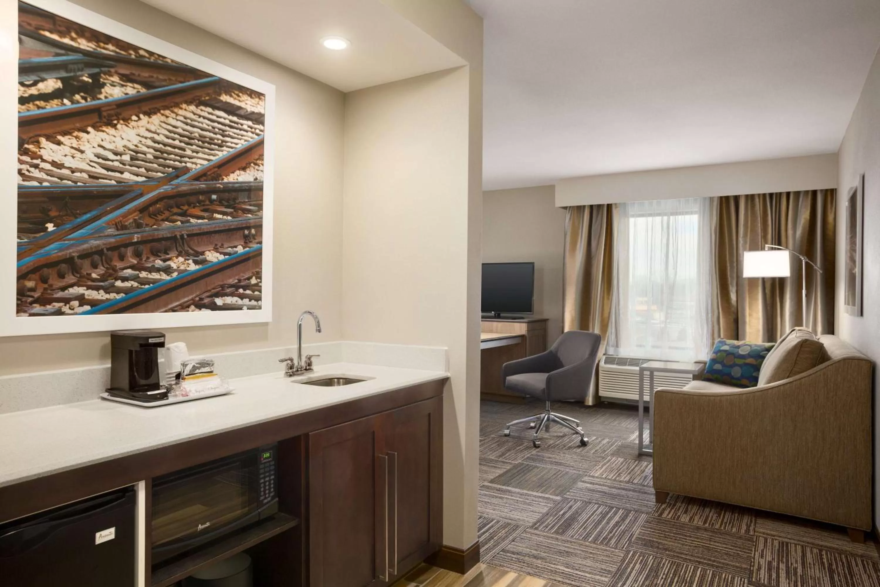 Bed in Hampton Inn & Suites Mason City, IA