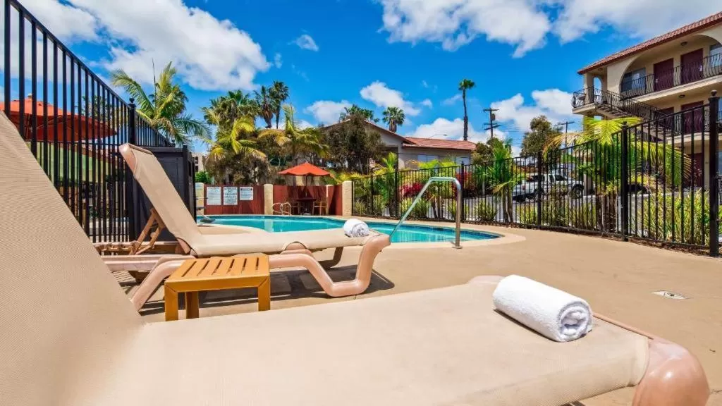 Swimming pool in Mission Bay Inn San Diego