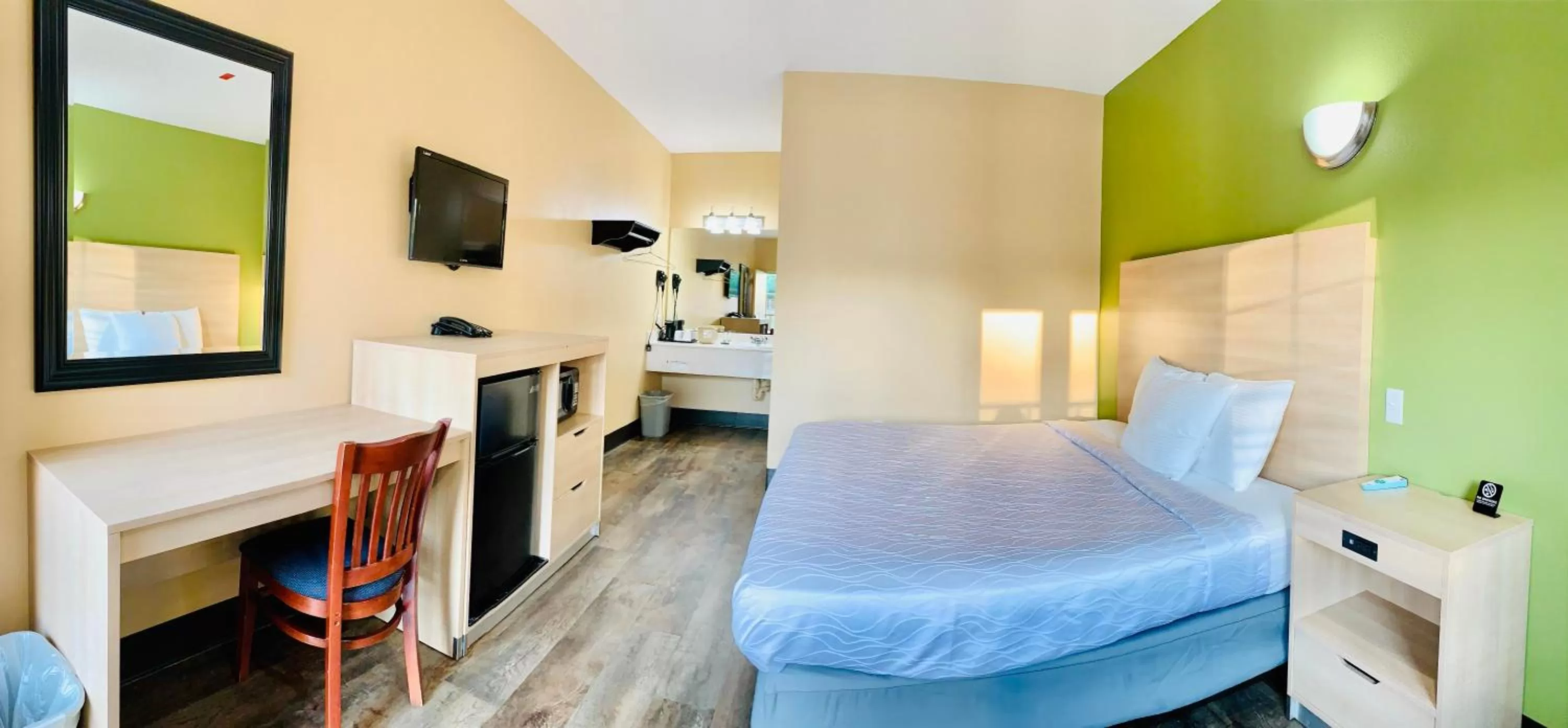 Photo of the whole room, Bed in Weston Inn & Suites