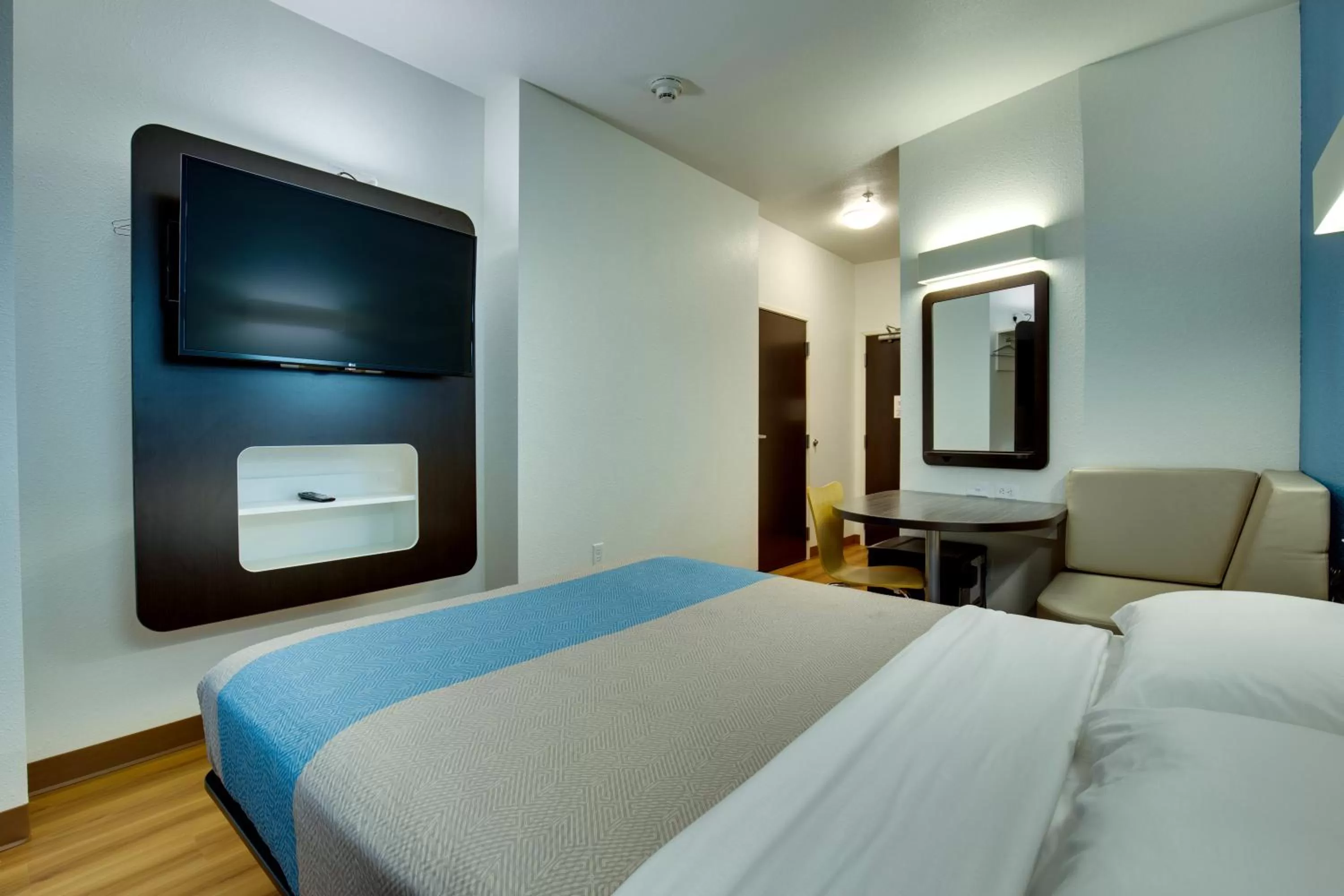 Bedroom, Bed in Motel 6 Poplar Bluff, MO