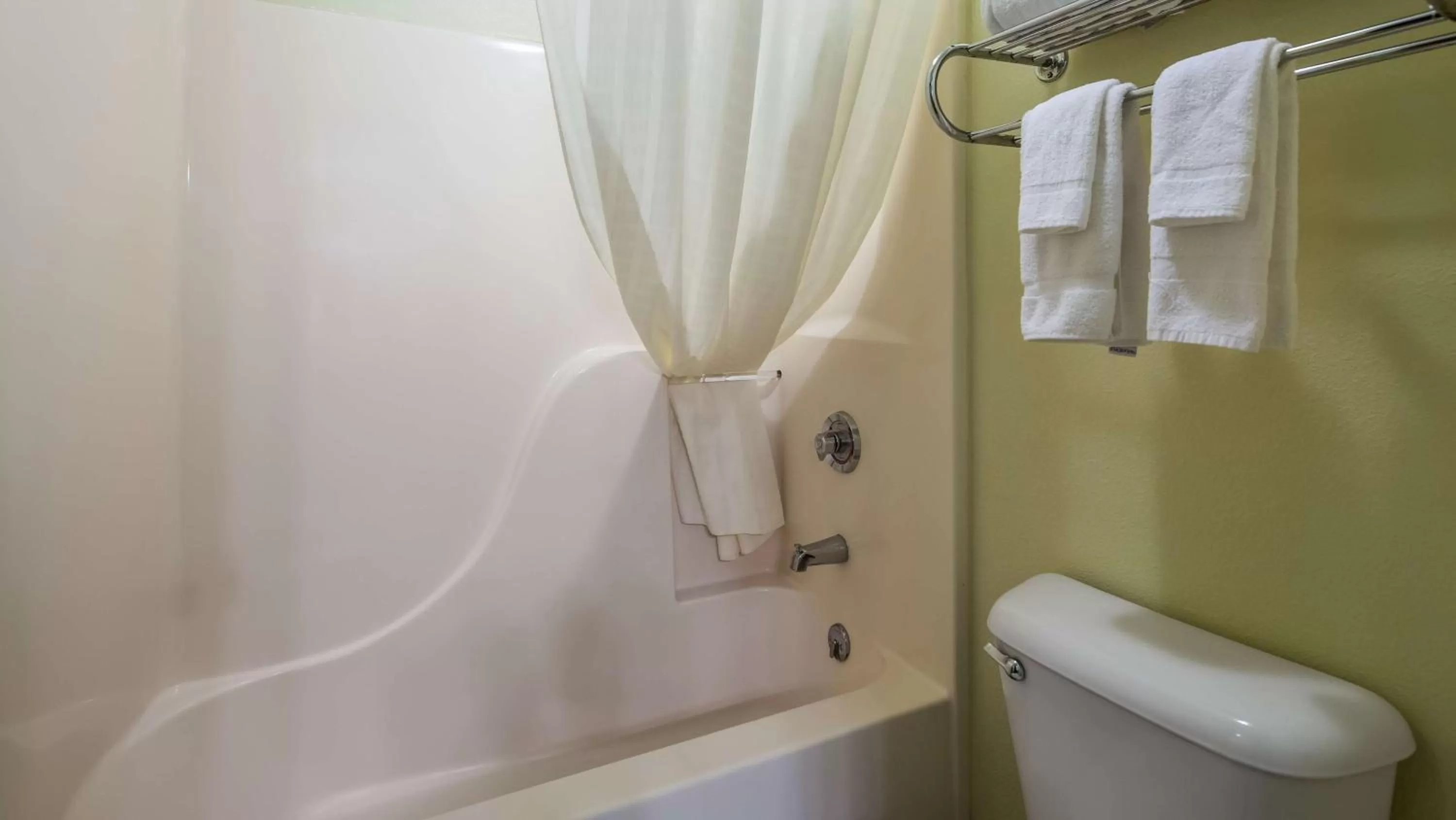 Bathroom in Best Western Richland Inn Mansfield