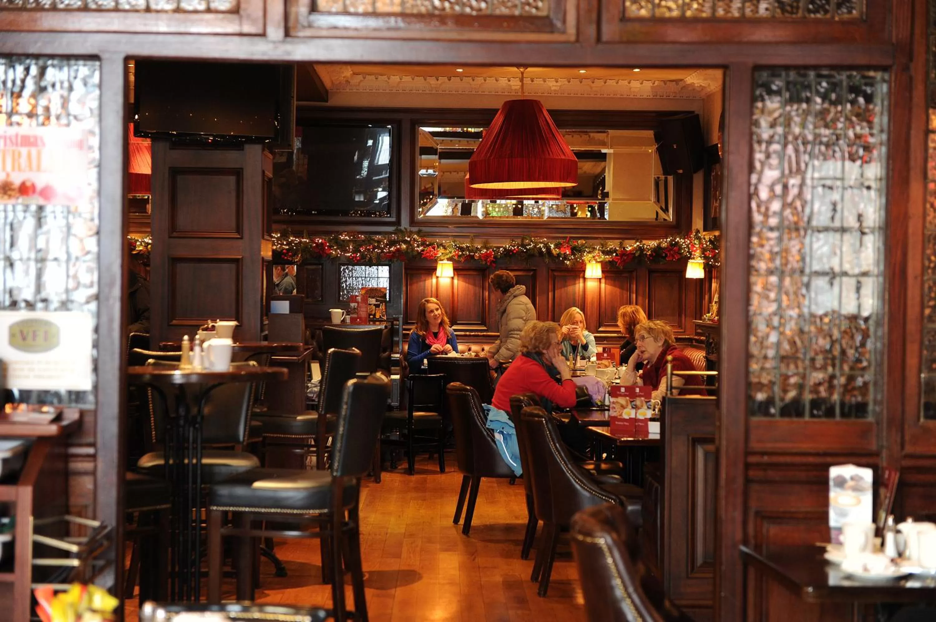 People in Grand Hotel Tralee