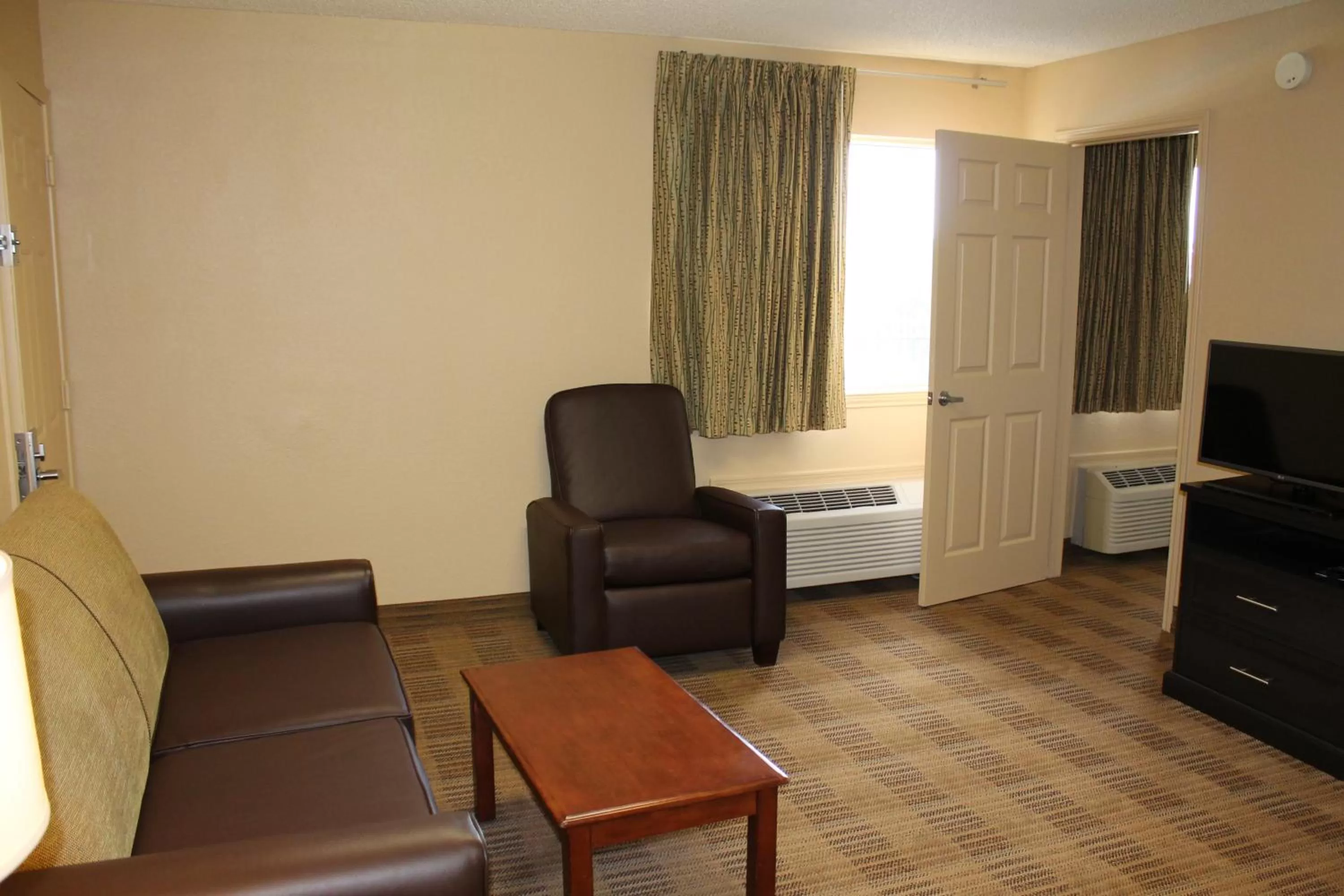 Living room in Extended Stay America Suites - Houston - Katy Freeway - Energy Corridor