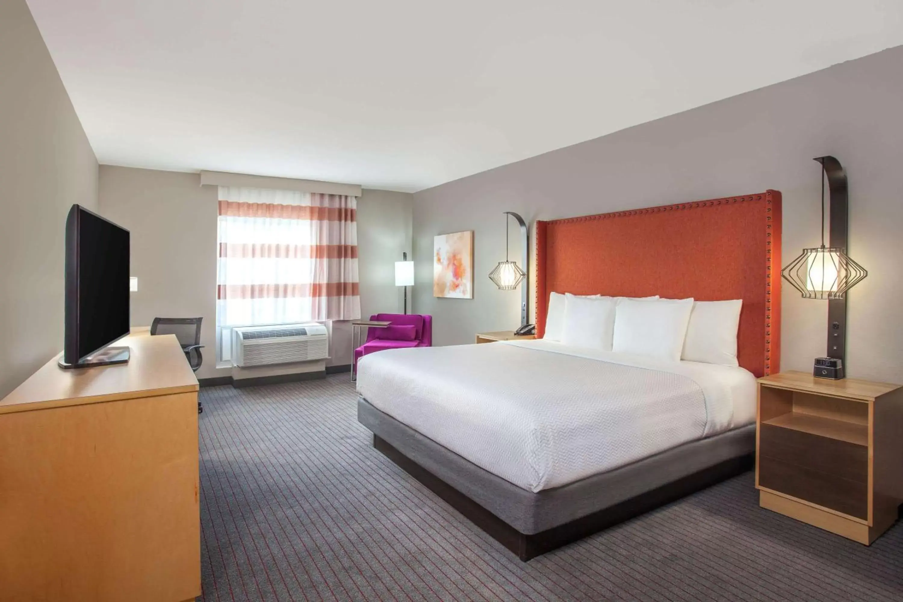 1 King Bed, Mobility/Hearing Accessible Room, Roll-In Shower, Non-Smoking in La Quinta by Wyndham Madera 1 King Bed, Mobility/Hearing Accessible Room, Roll-In Shower, Non-Smoking in La Quinta by Wyndham Madera