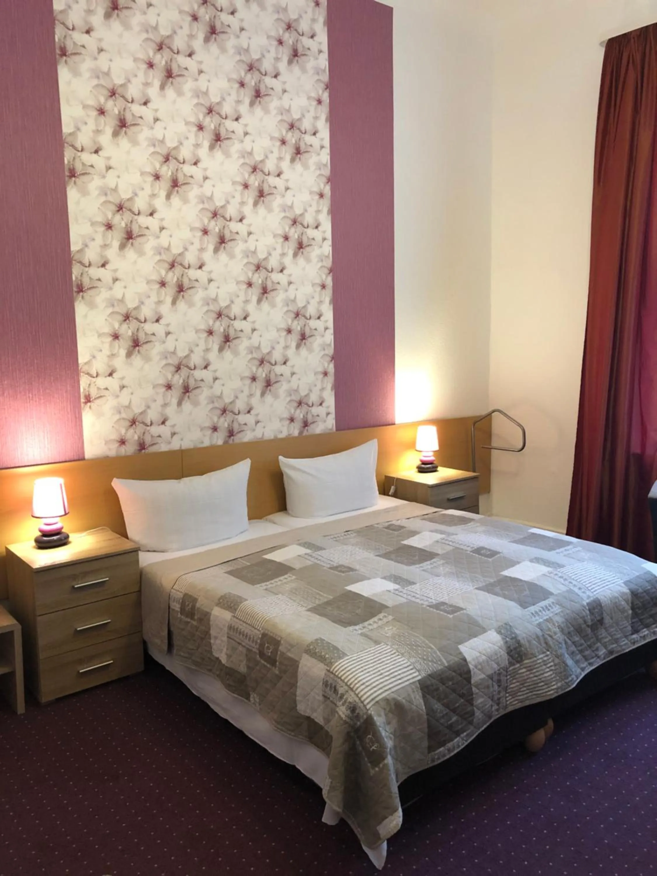 Photo of the whole room, Bed in Hotel Castell am Kurfürstendamm