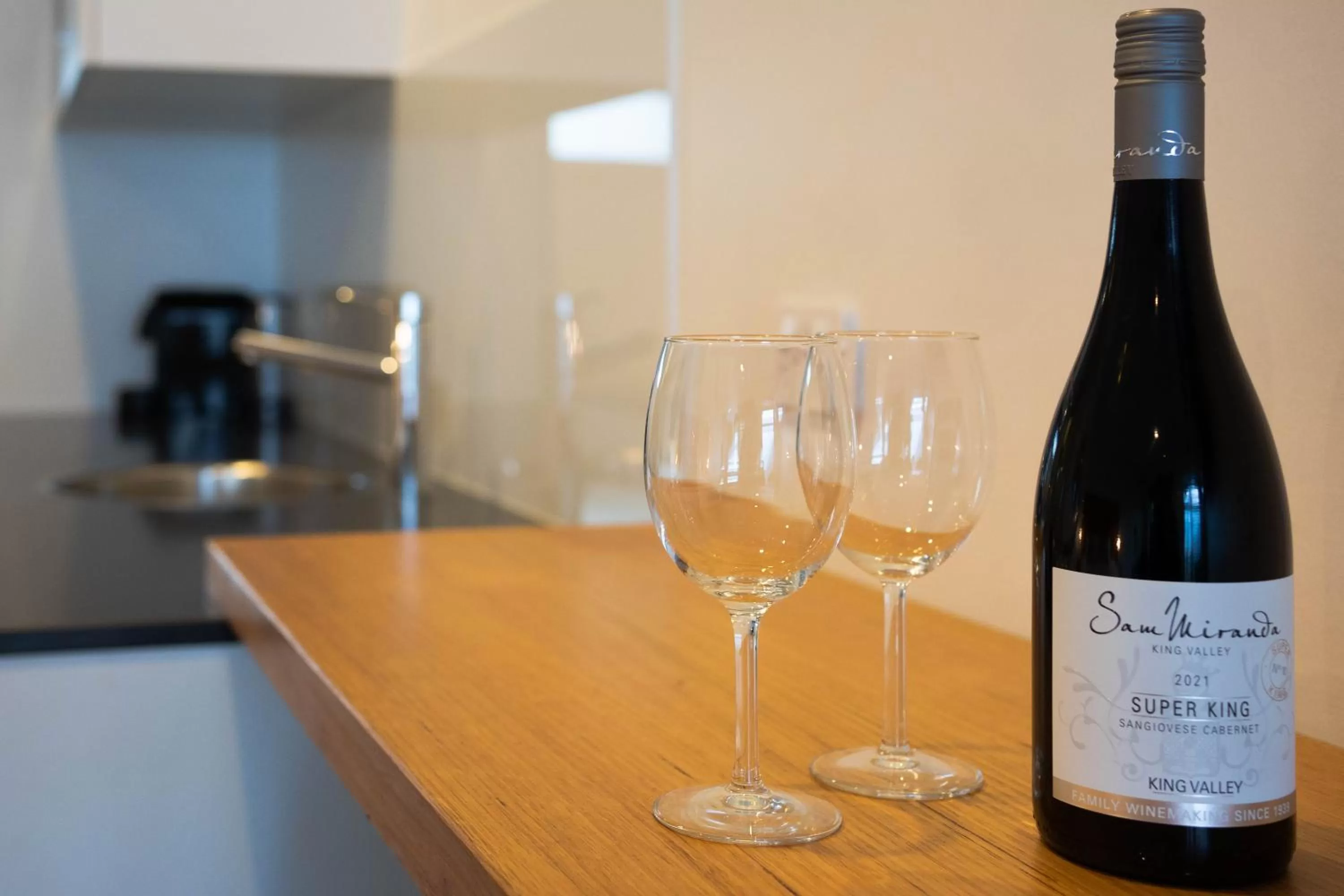 oven, Drinks in Bright Colonial Motel