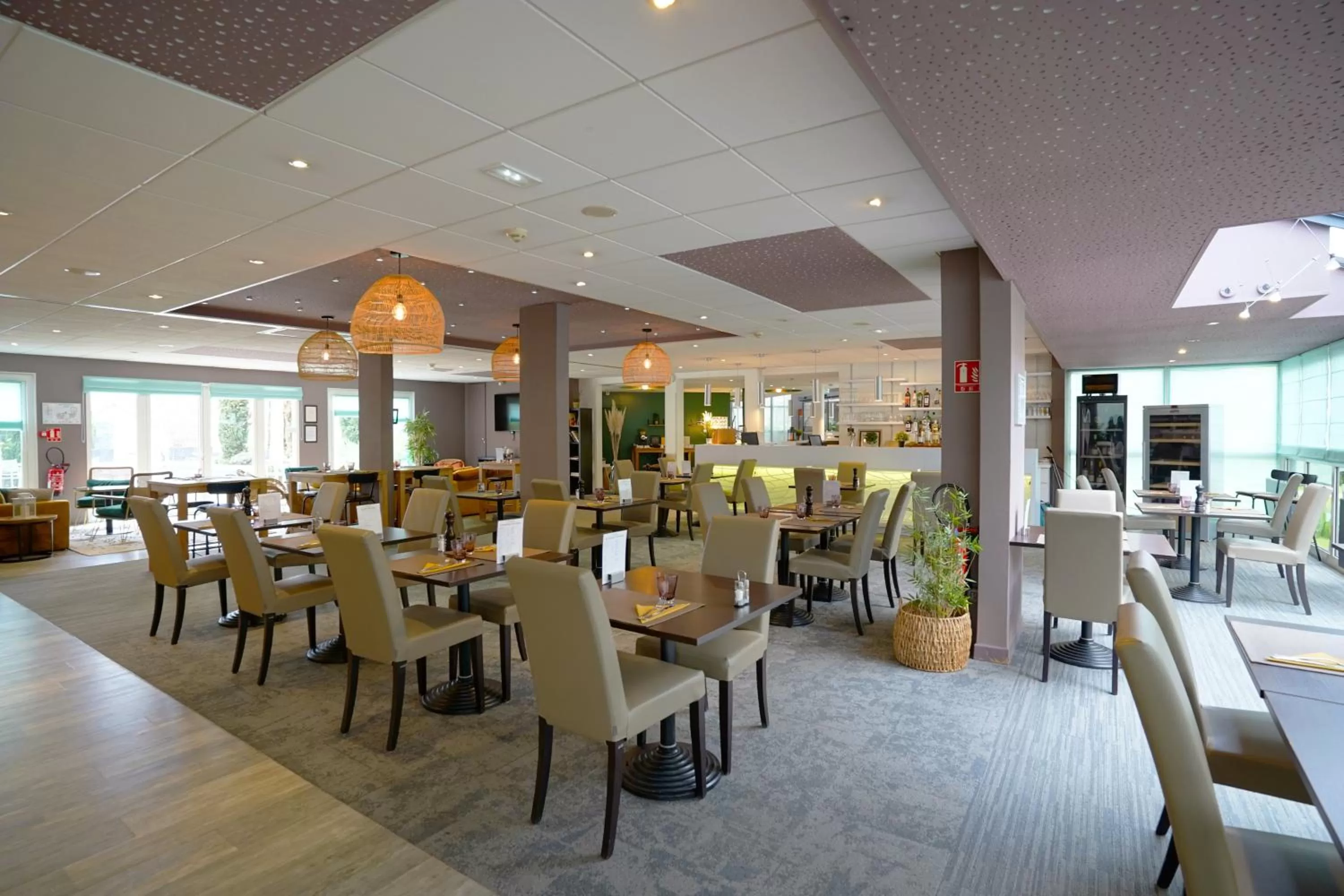 Restaurant/places to eat in Hôtel Best Western The Wish Versailles