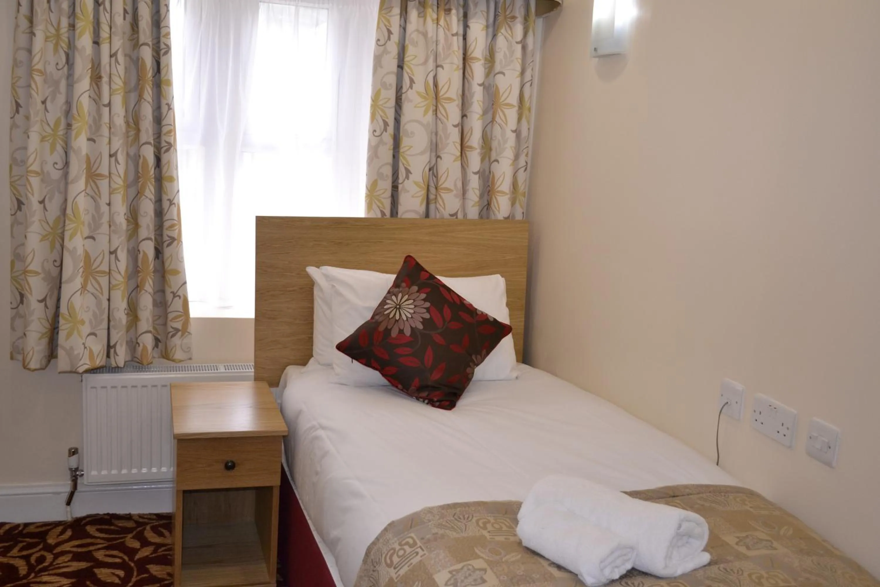 Photo of the whole room, Bed in Cranbrook Hotel