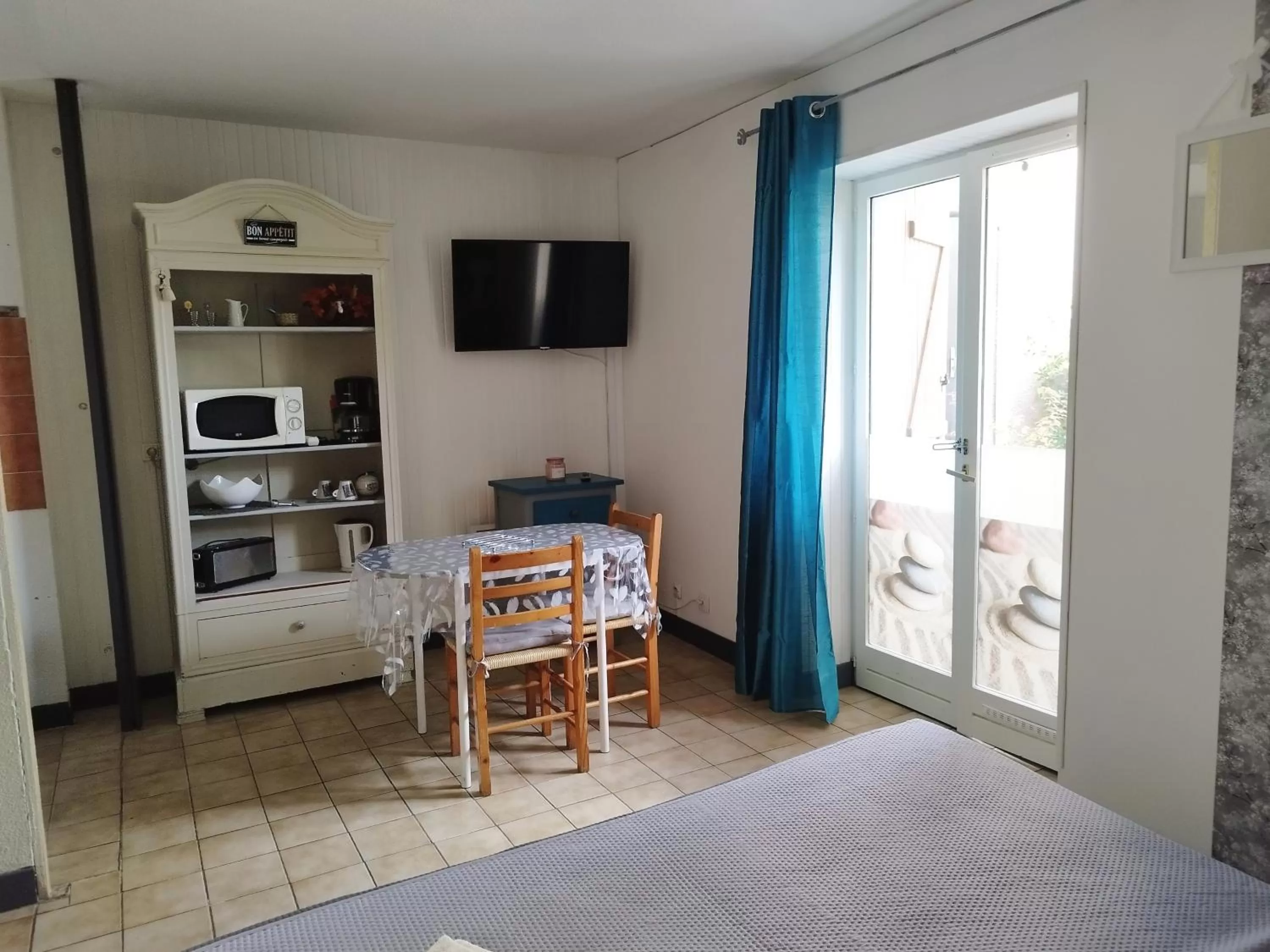 Photo of the whole room, Bed in Hôtel Studios Les Acacias