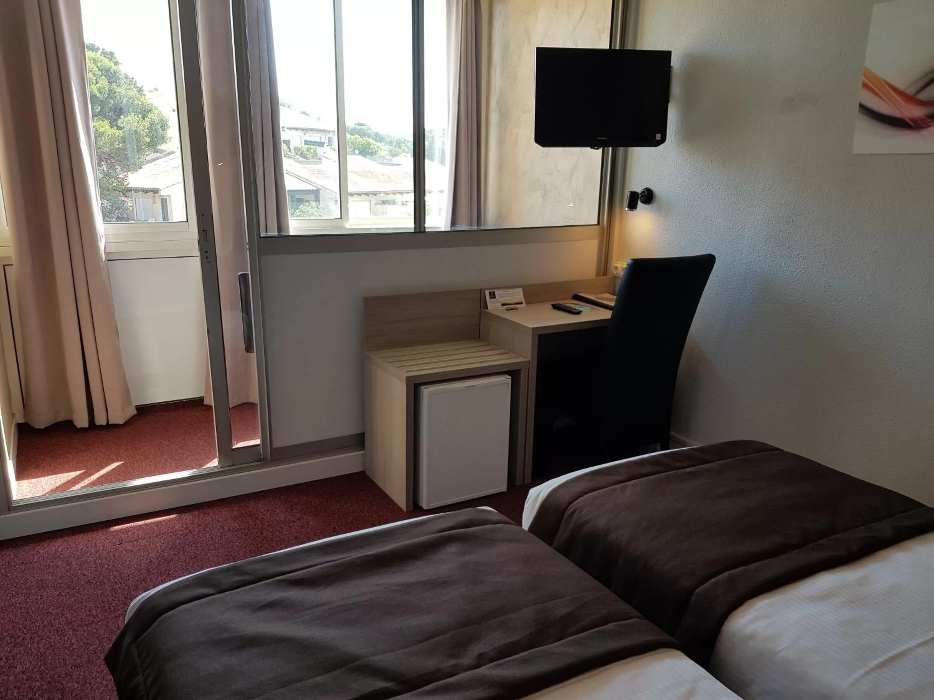 Photo of the whole room, Bed in Hôtel Port Beach