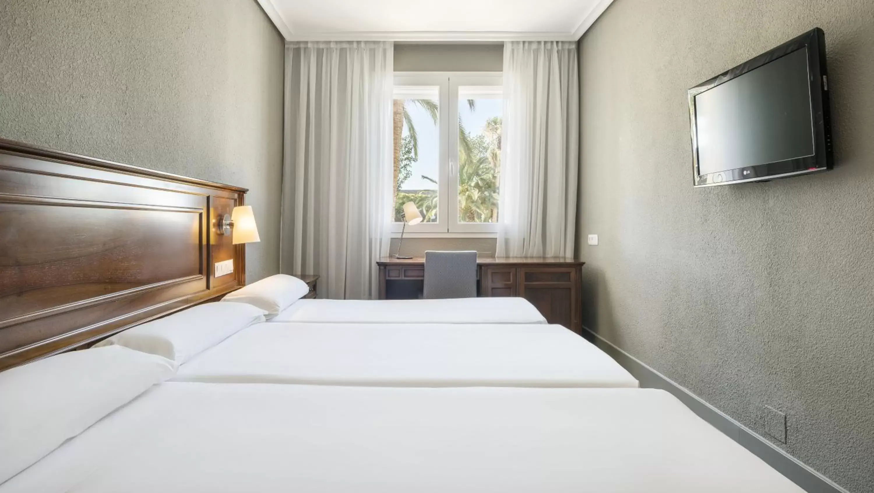 Twin Room with Extra Bed (2 Adults + 1 Child) in Hotel Ilunion Las Lomas Twin Room with Extra Bed (2 Adults + 1 Child) in Hotel Ilunion Las Lomas