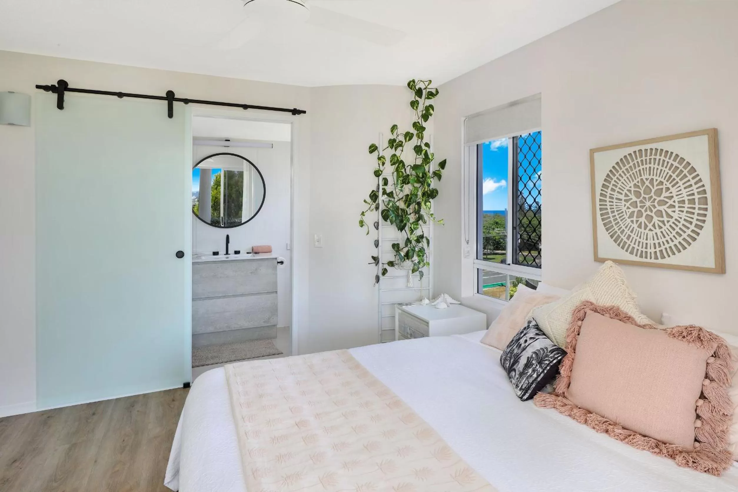 Bedroom, Bed in Beachside Resort Kawana Waters