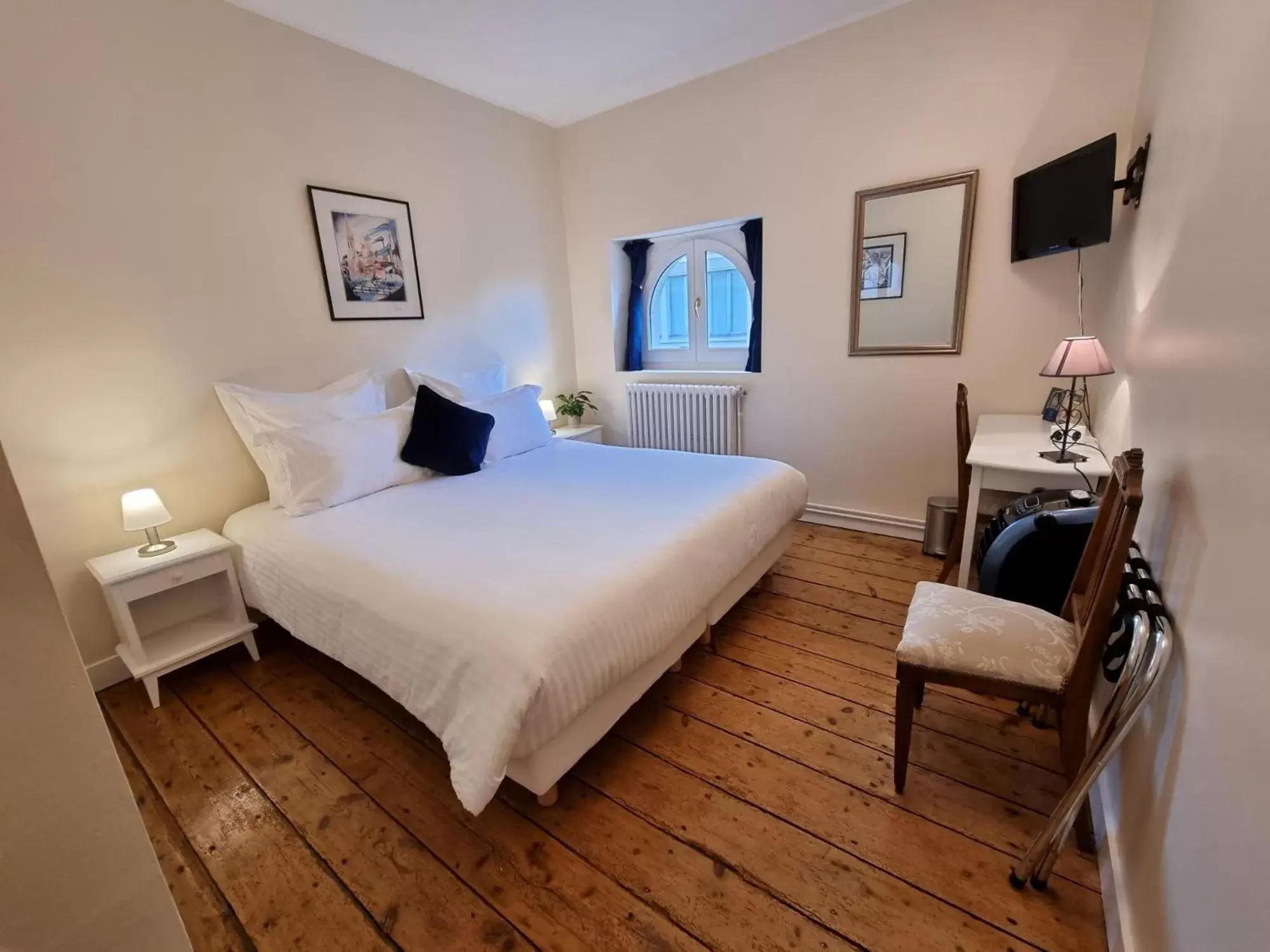 Double Room in Le Rodin Bazas Double Room in Le Rodin Bazas