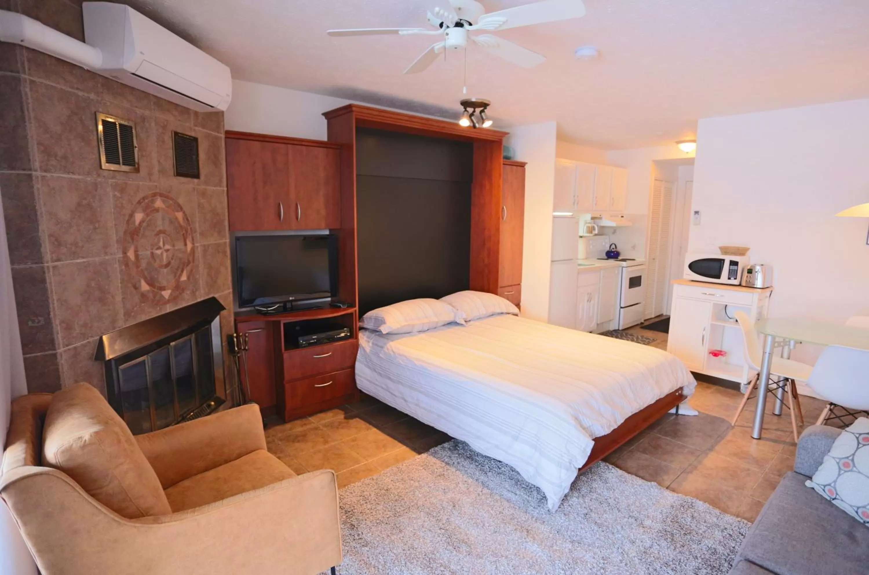 Bed in Magog Waterfront Condo
