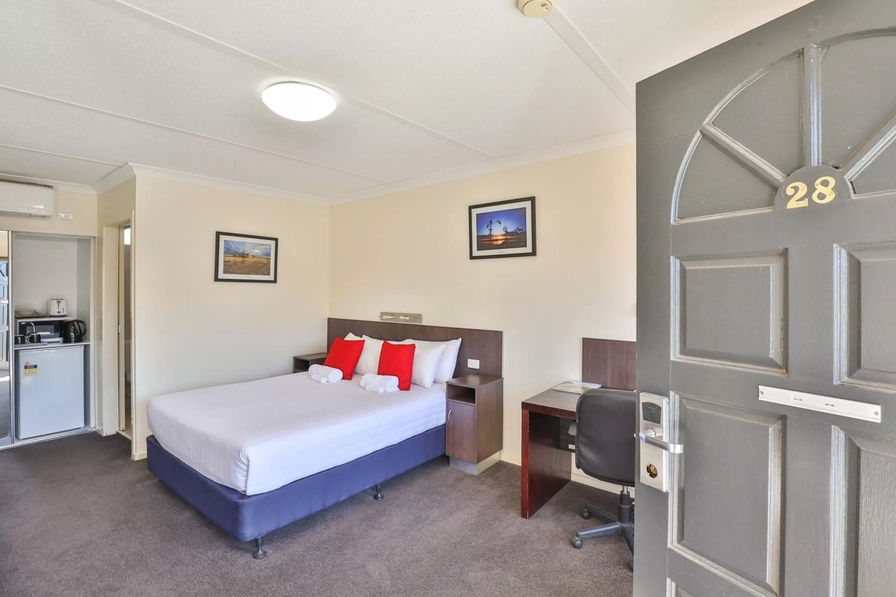 Bedroom, Bed in Boulevard Motor Inn Mildura