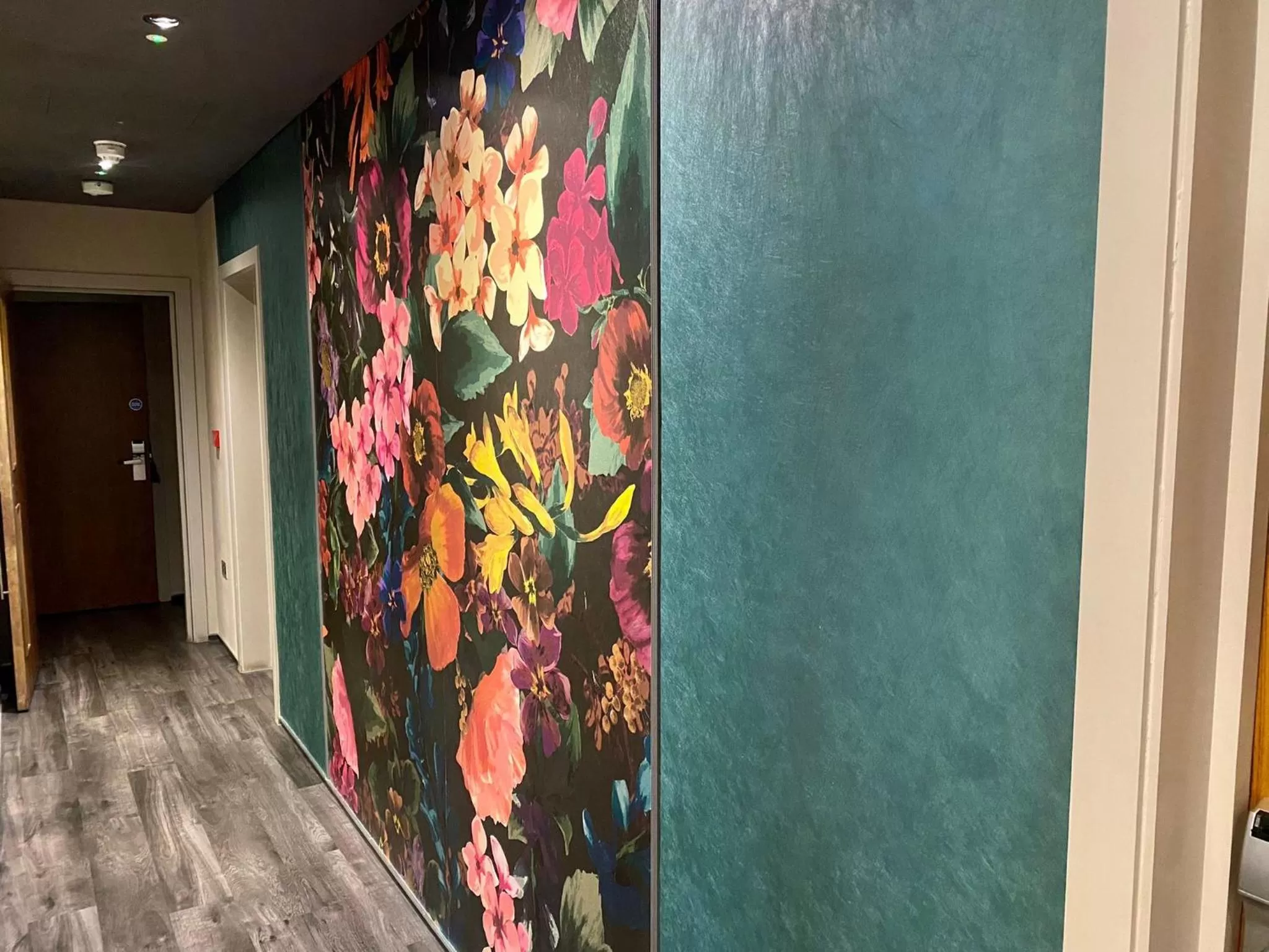 Property building in London Court Hotel