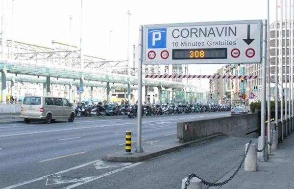 Property building in Hotel Les Arcades