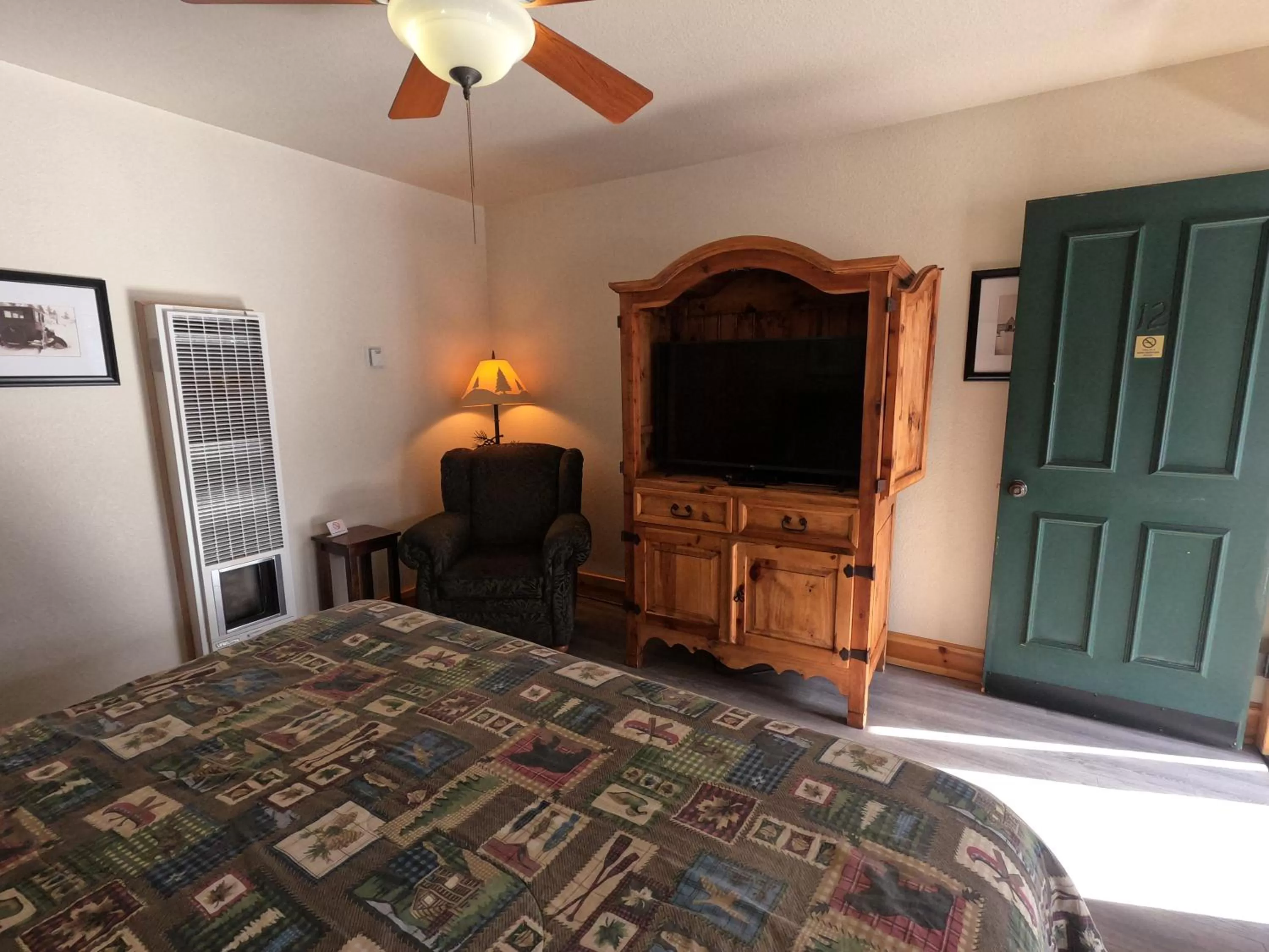 Bed in CREEKSIDE LODGE