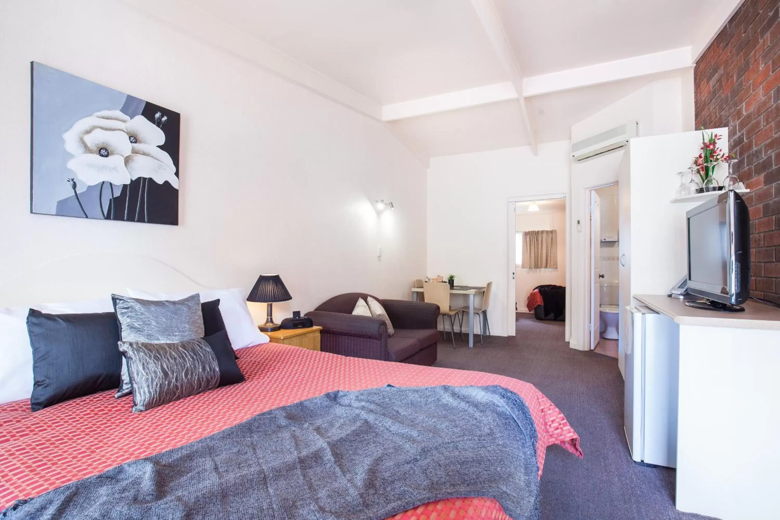 Two-Bedroom Family Room in Mid City Motel Two-Bedroom Family Room in Mid City Motel