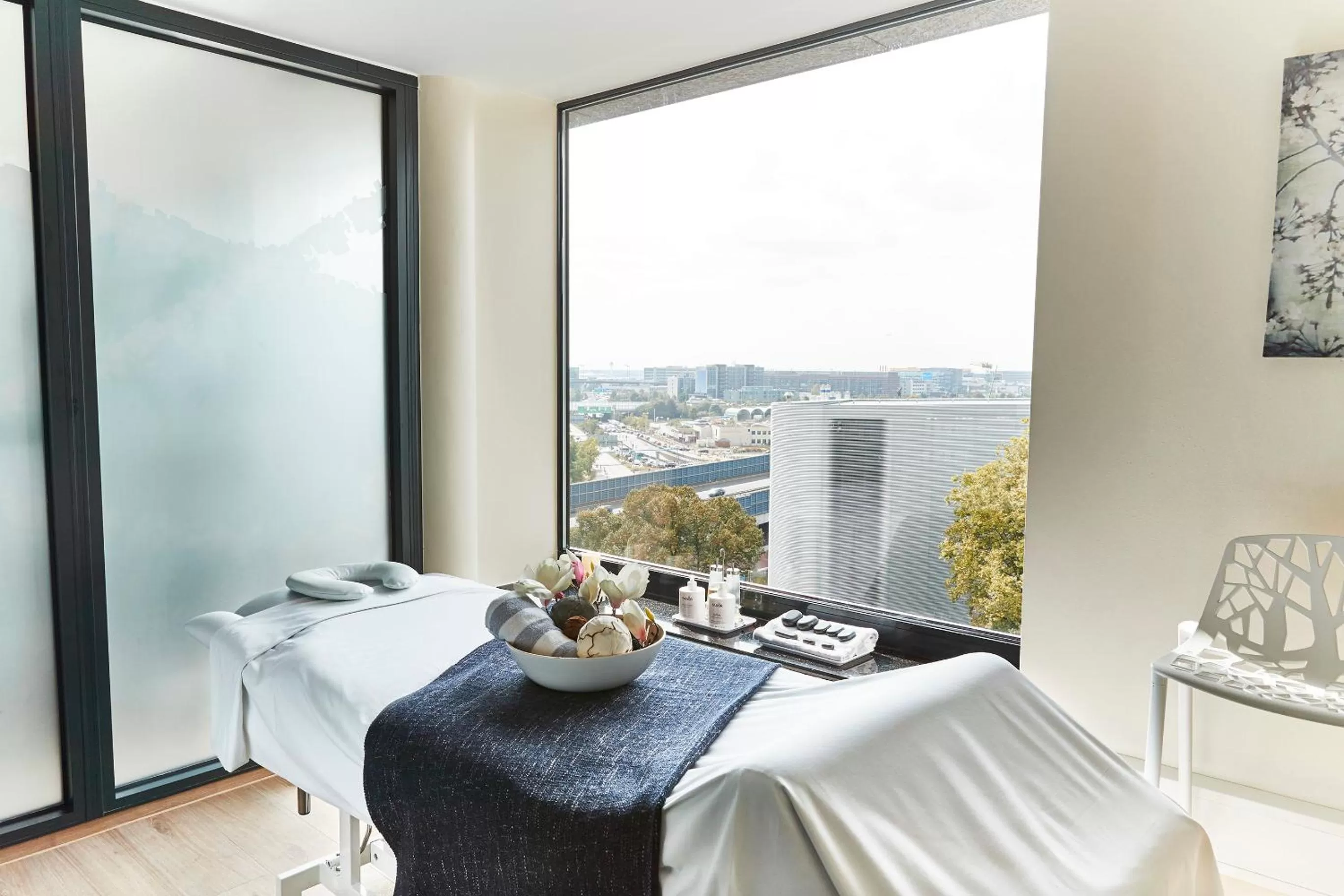 Massage, Bed in Steigenberger Airport Hotel Frankfurt