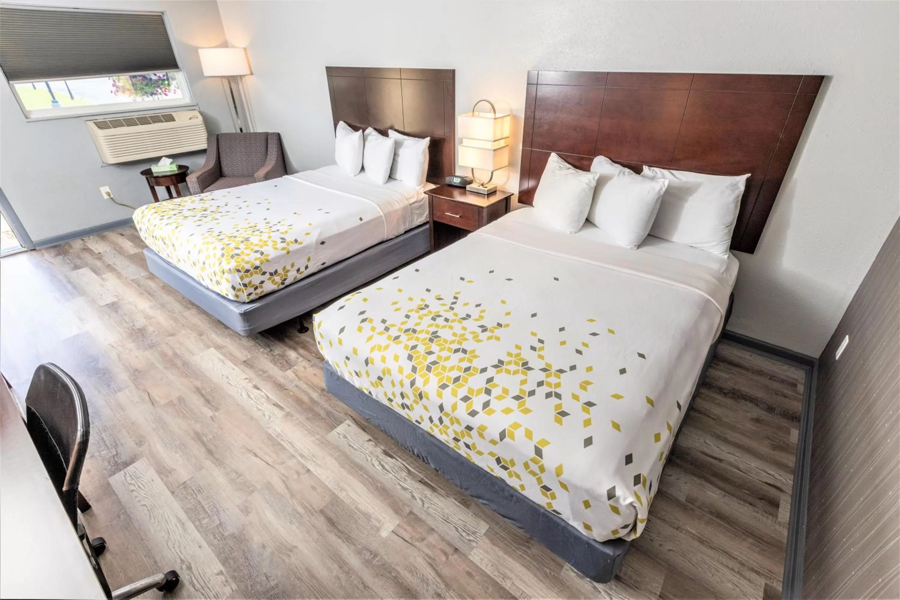 Photo of the whole room, Bed in Butler Inn