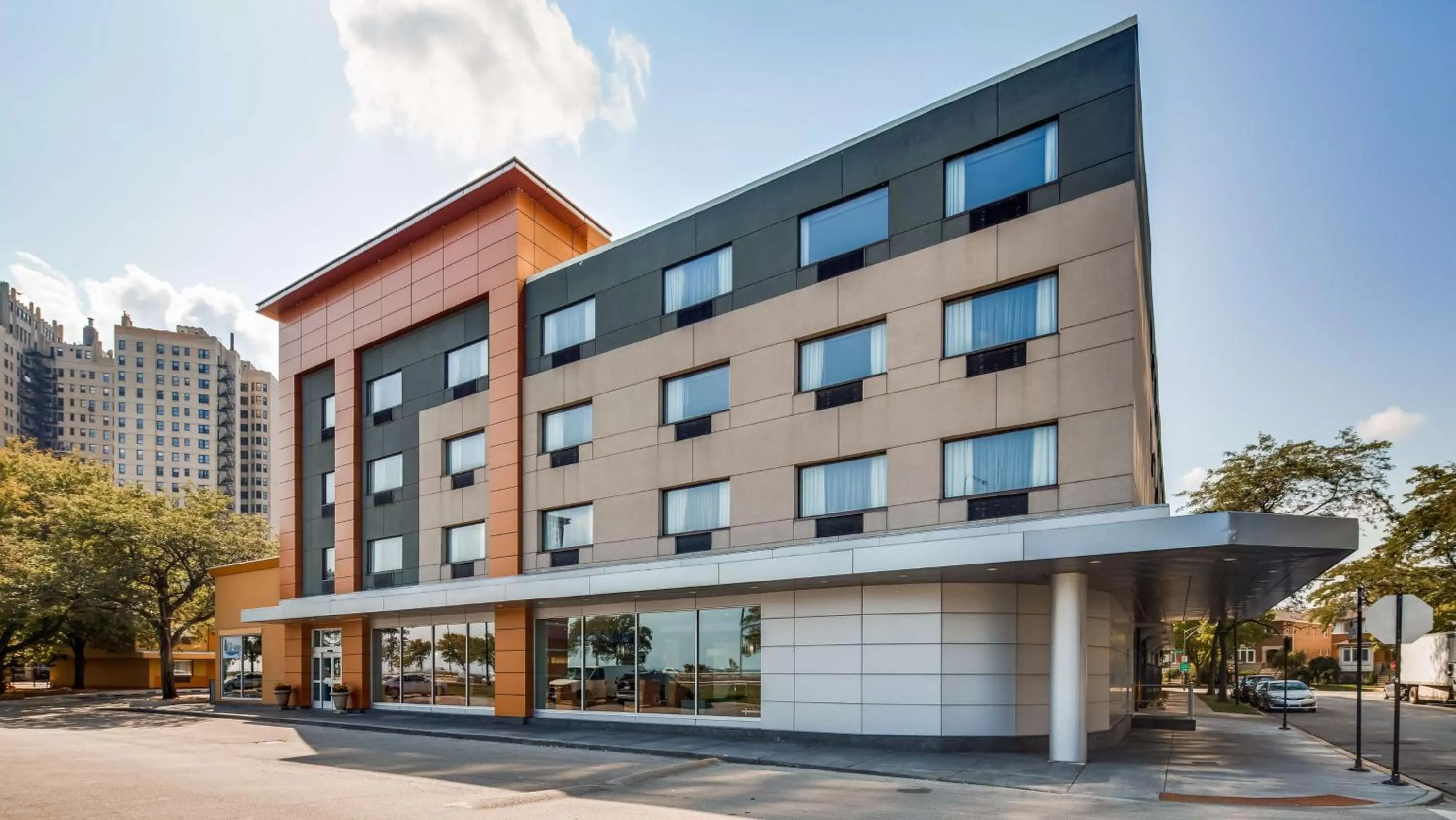 Property Building in Best Western Plus Hyde Park Chicago Hotel